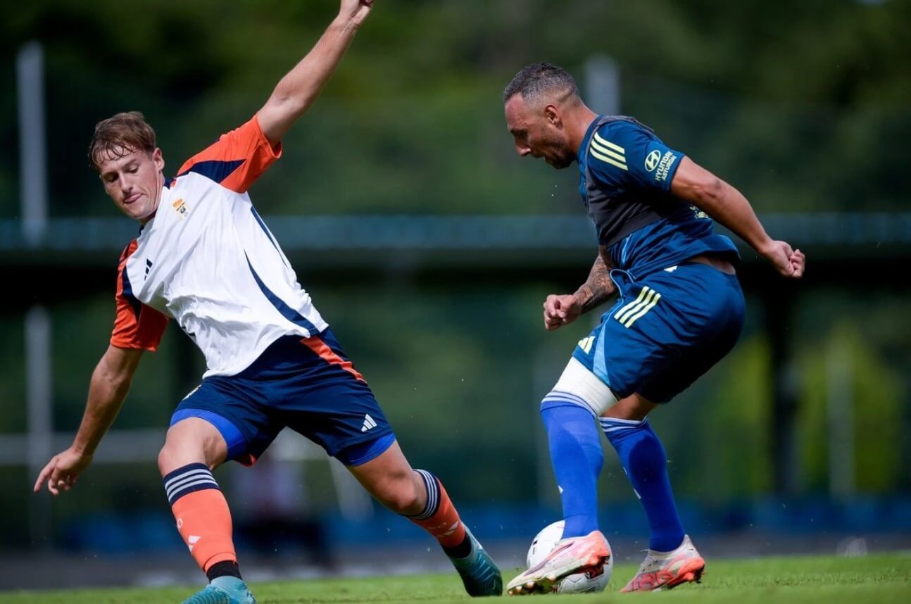  Santi Cazorla, ante el Vetusta en el partidillo del Real Oviedo.