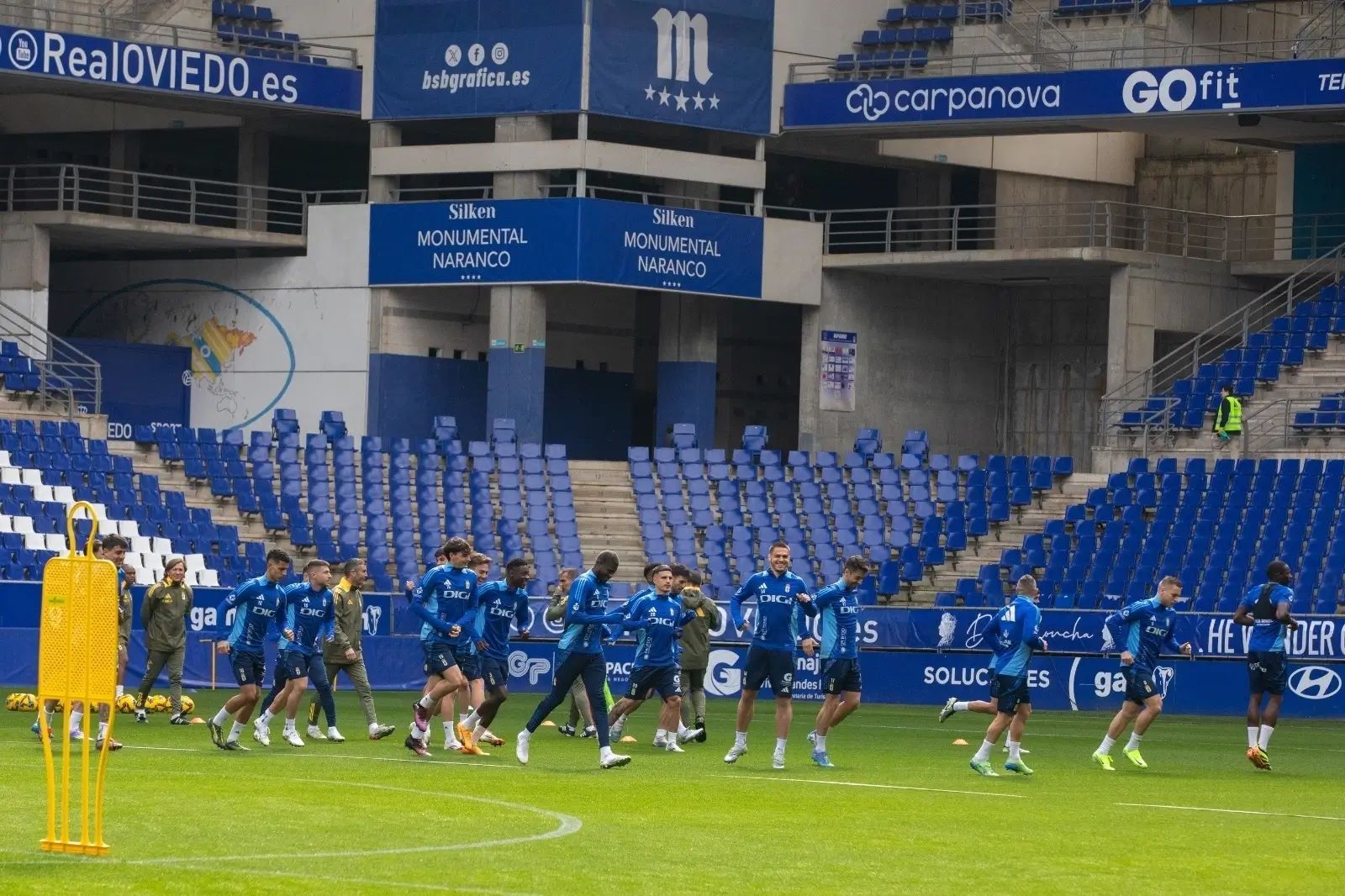 Entrenamiento del Real Oviedo en el Carlos Tartiere.