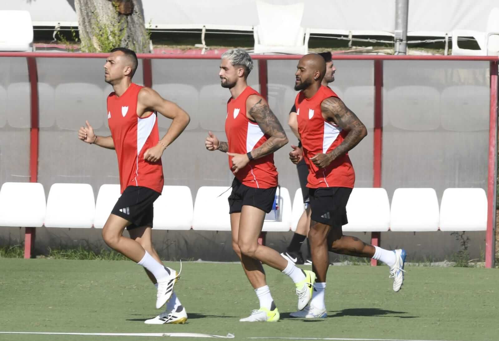  Joan Jordán, Adnan Januzaj y Marcao en el entrenamiento del Sevilla.