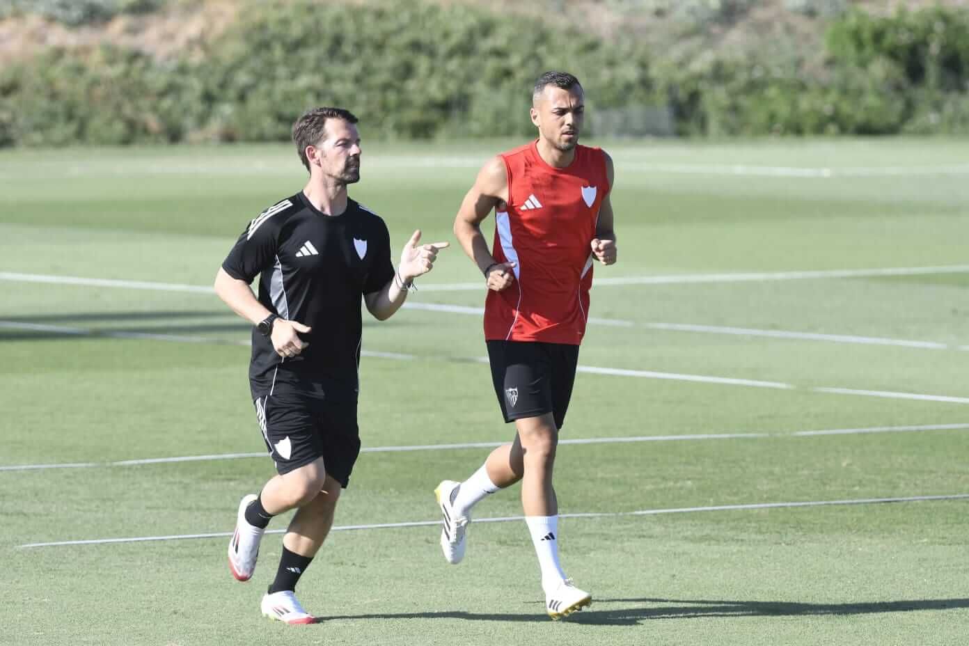  Joan Jordán, al margen en el entrenamiento del Sevilla.