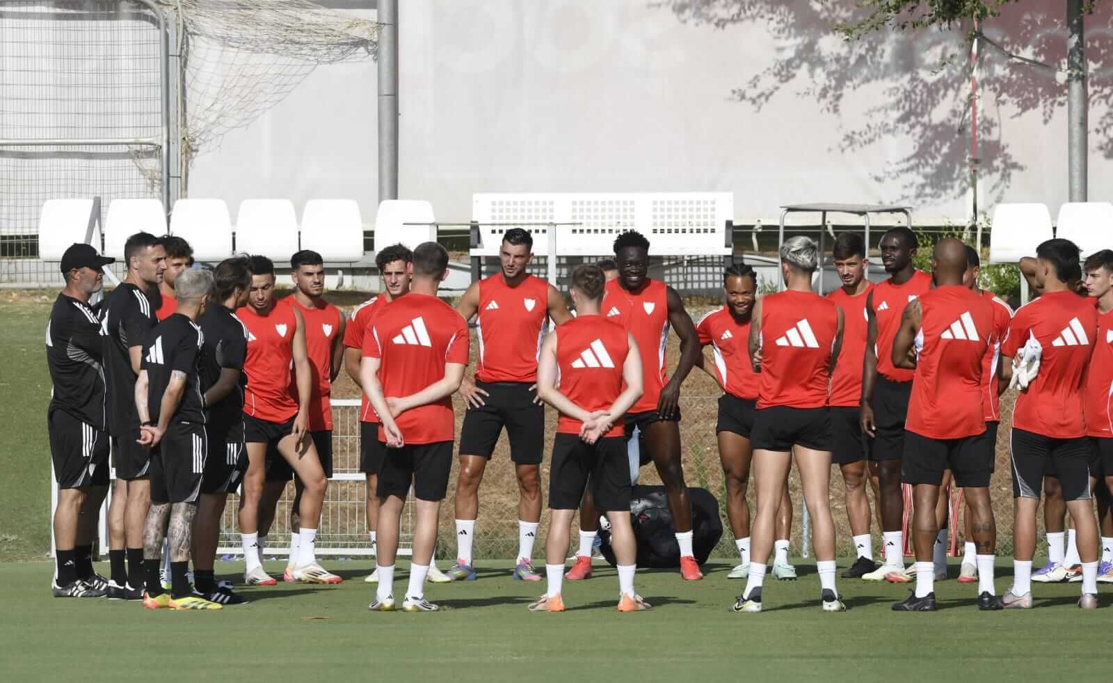 Los jugadores del Sevilla, en un entrenamiento de pretemporada.