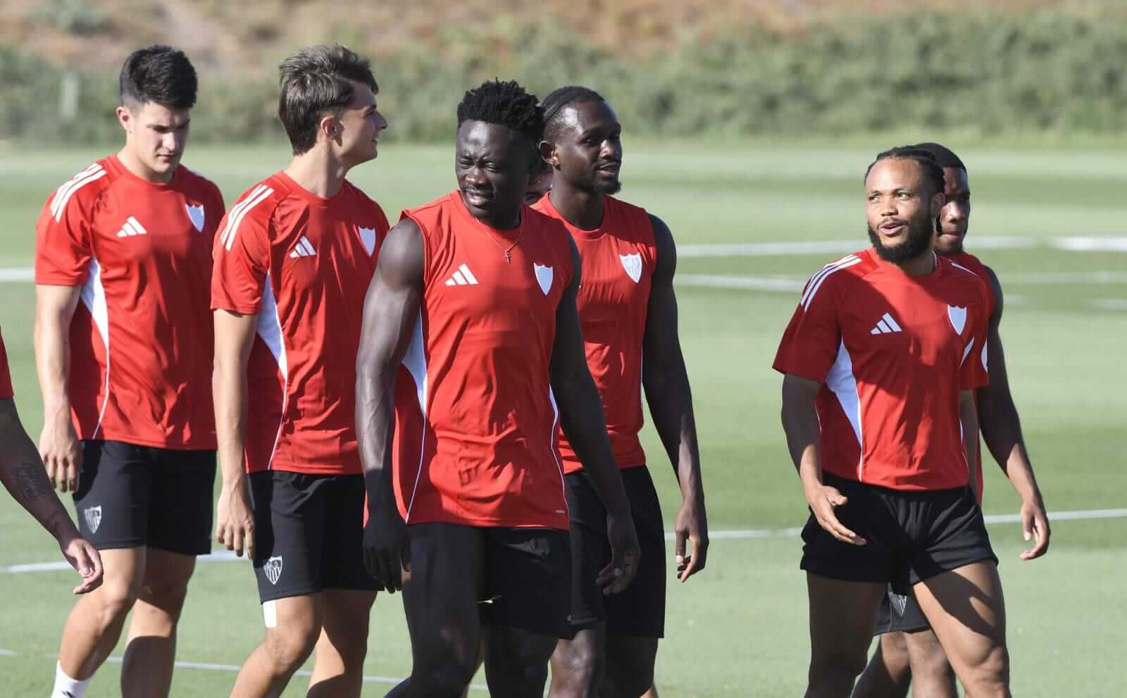 Akor Adams y Chidera Ejuke en el entrenamiento del Sevilla.