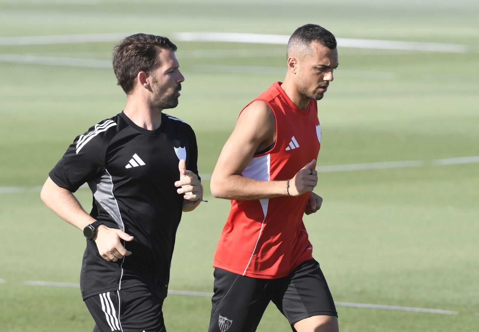  Joan Jordán, al margen en el entrenamiento del Sevilla.