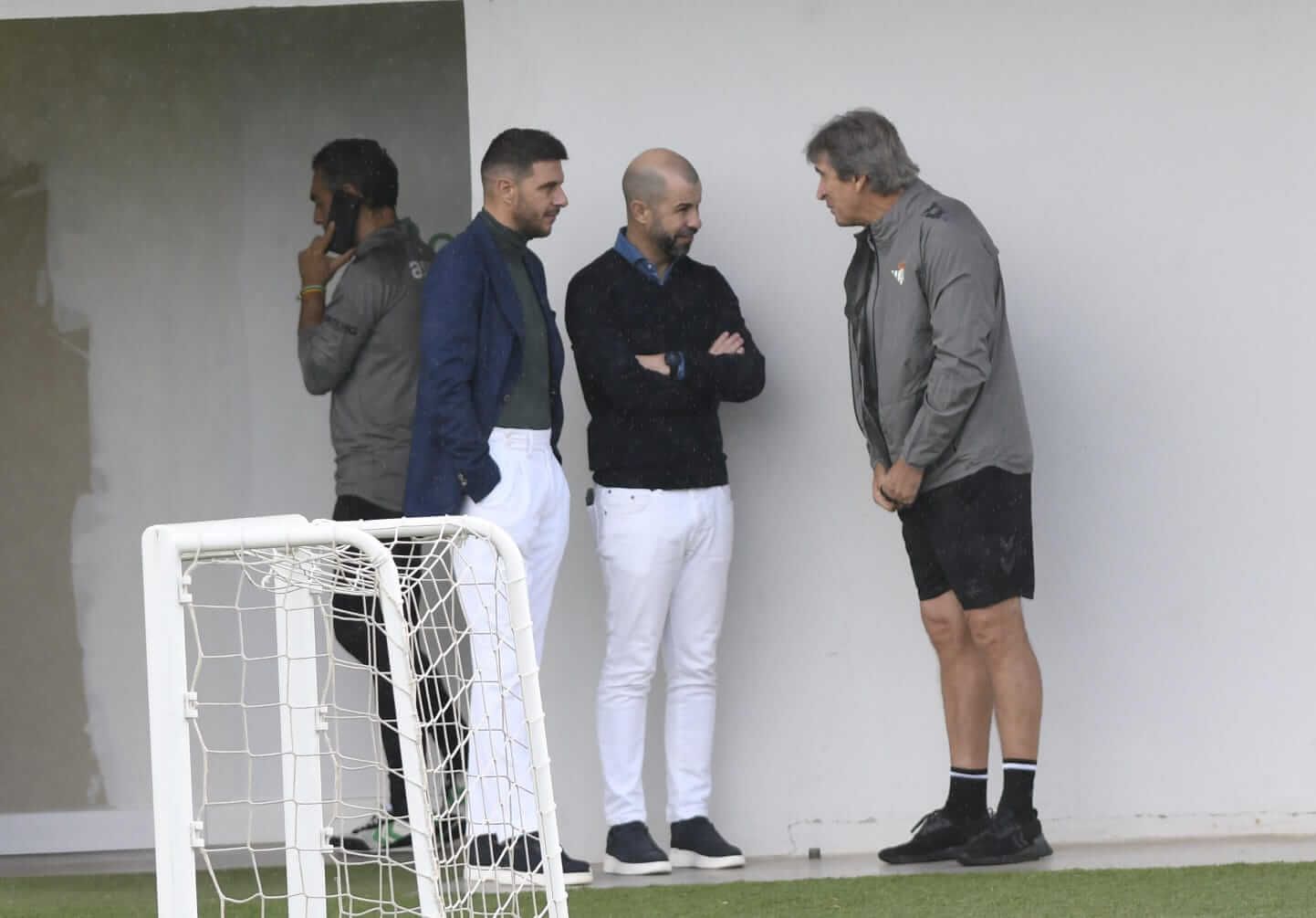 Joaquín, Manu Fajardo y Manuel Pellegrini, en un entrenamiento del Betis.