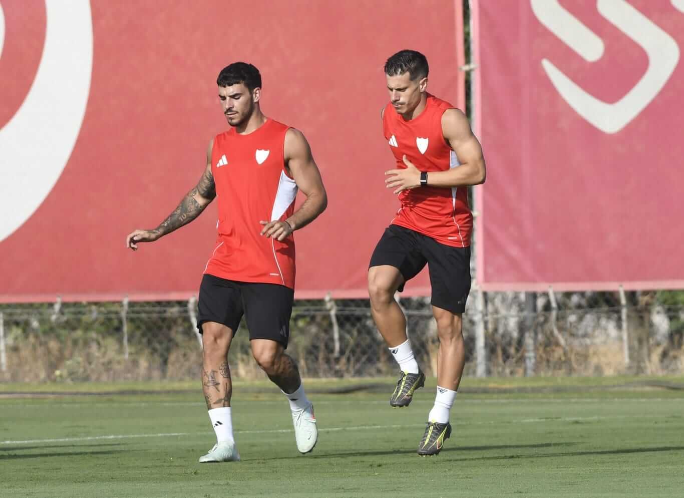 Alfon e Isaac Romero, en el primer entrenamiento de la pretemporada del Sevilla FC (Foto: Kiko Hurt