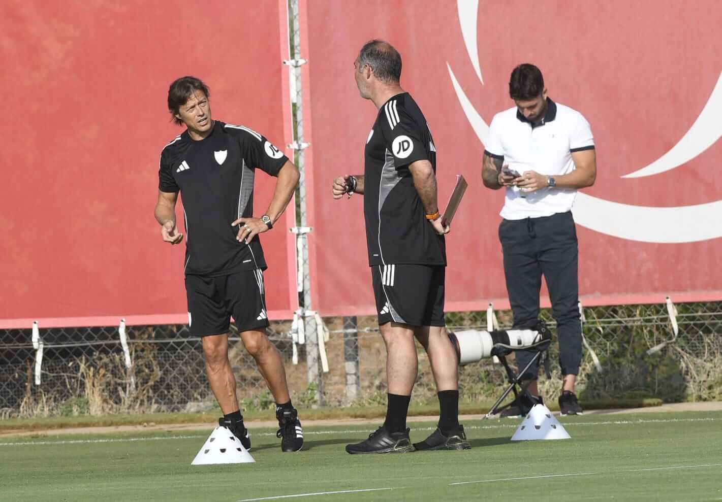  Matías Almeyda habla con Juanjo del Ojo, en su primer entrenamiento.