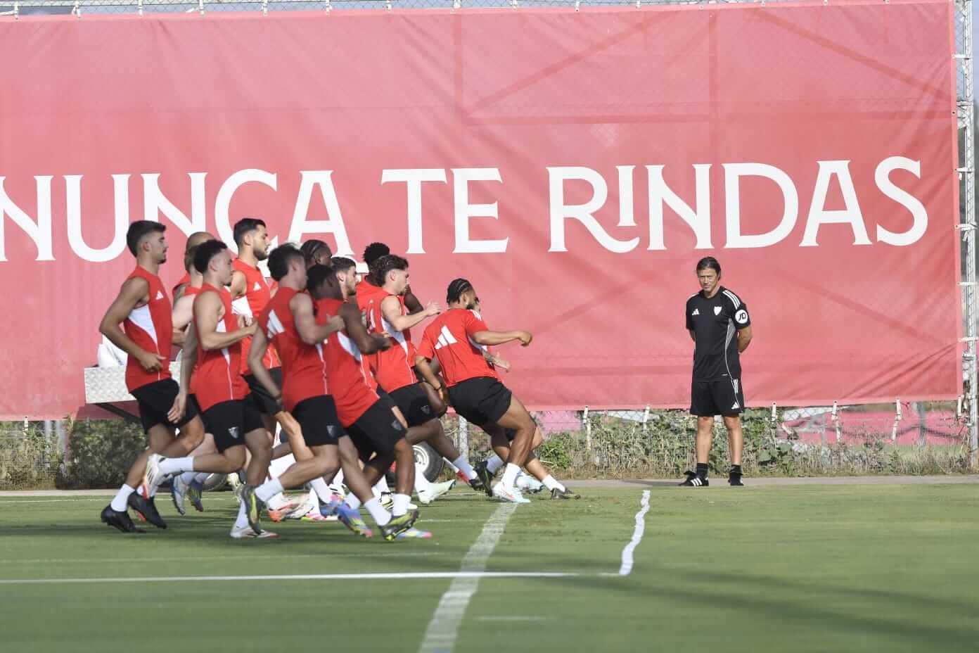  Matías Almeyda, en el primer entrenamiento de la pretemporada del Sevilla.