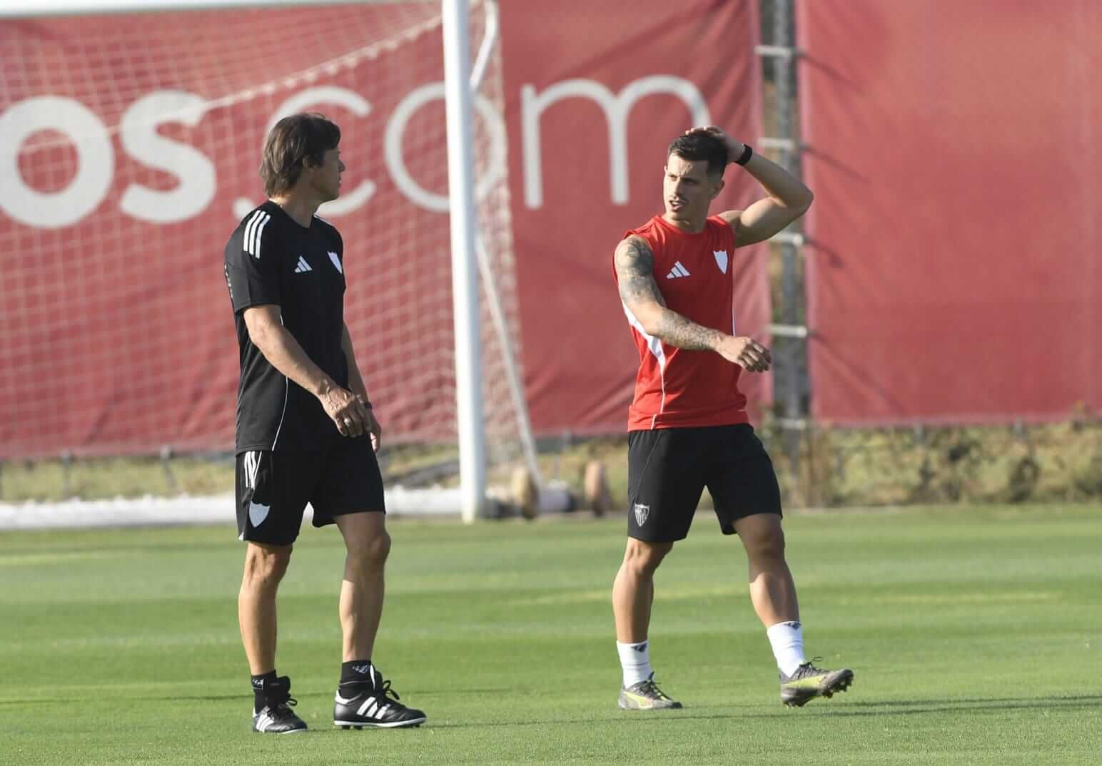  Matías Almeyda y Alfon, en el primer entrenamiento del Sevilla.