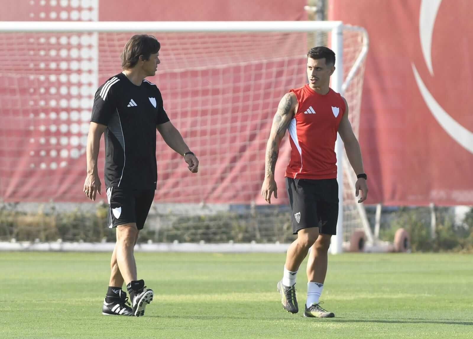 Almeyda y Alfon, en el primer entrenamiento de la pretemporada del Sevilla.