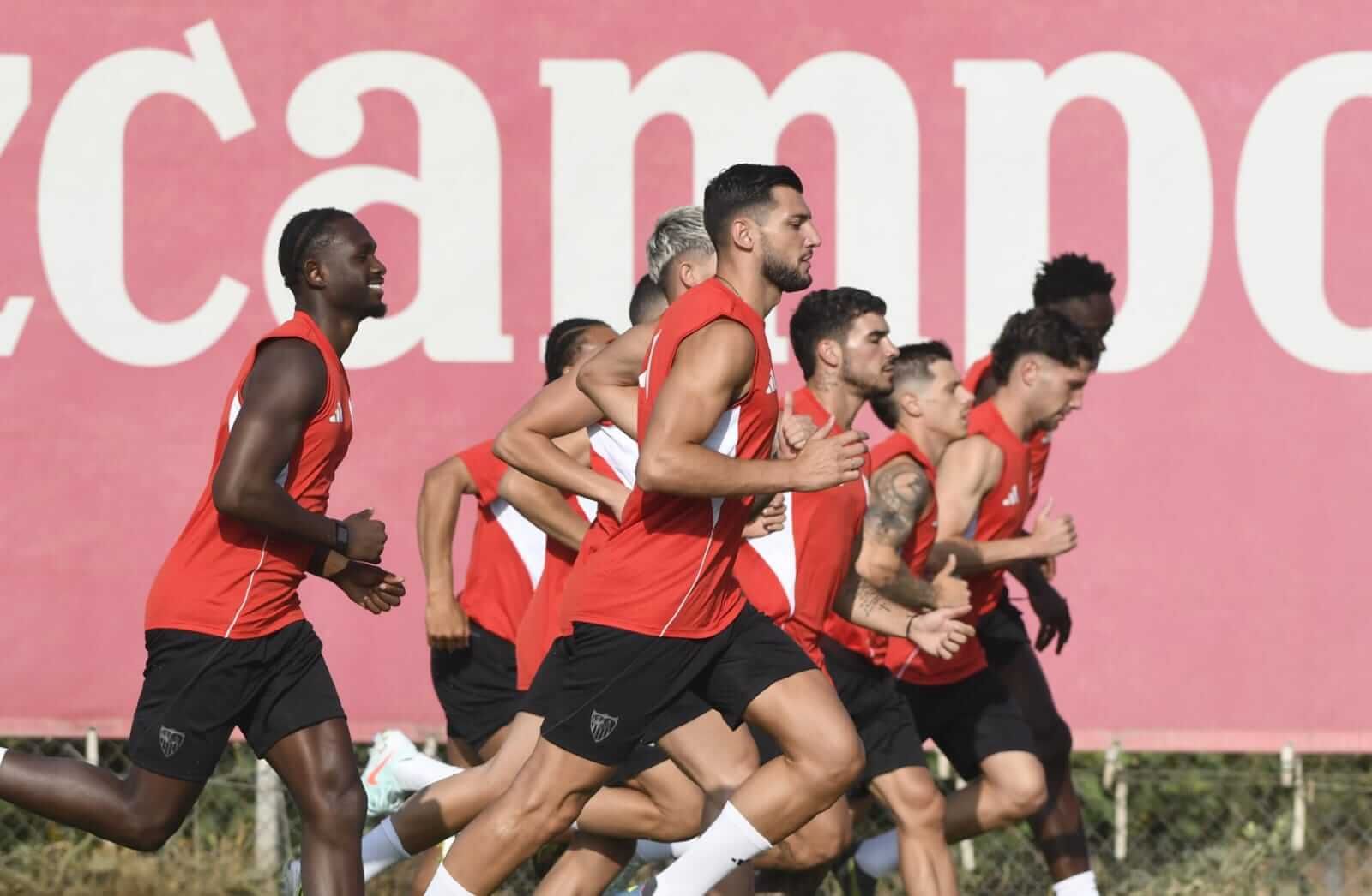 Rafa Mir, en el primer entrenamiento de la pretemporada del Sevilla.