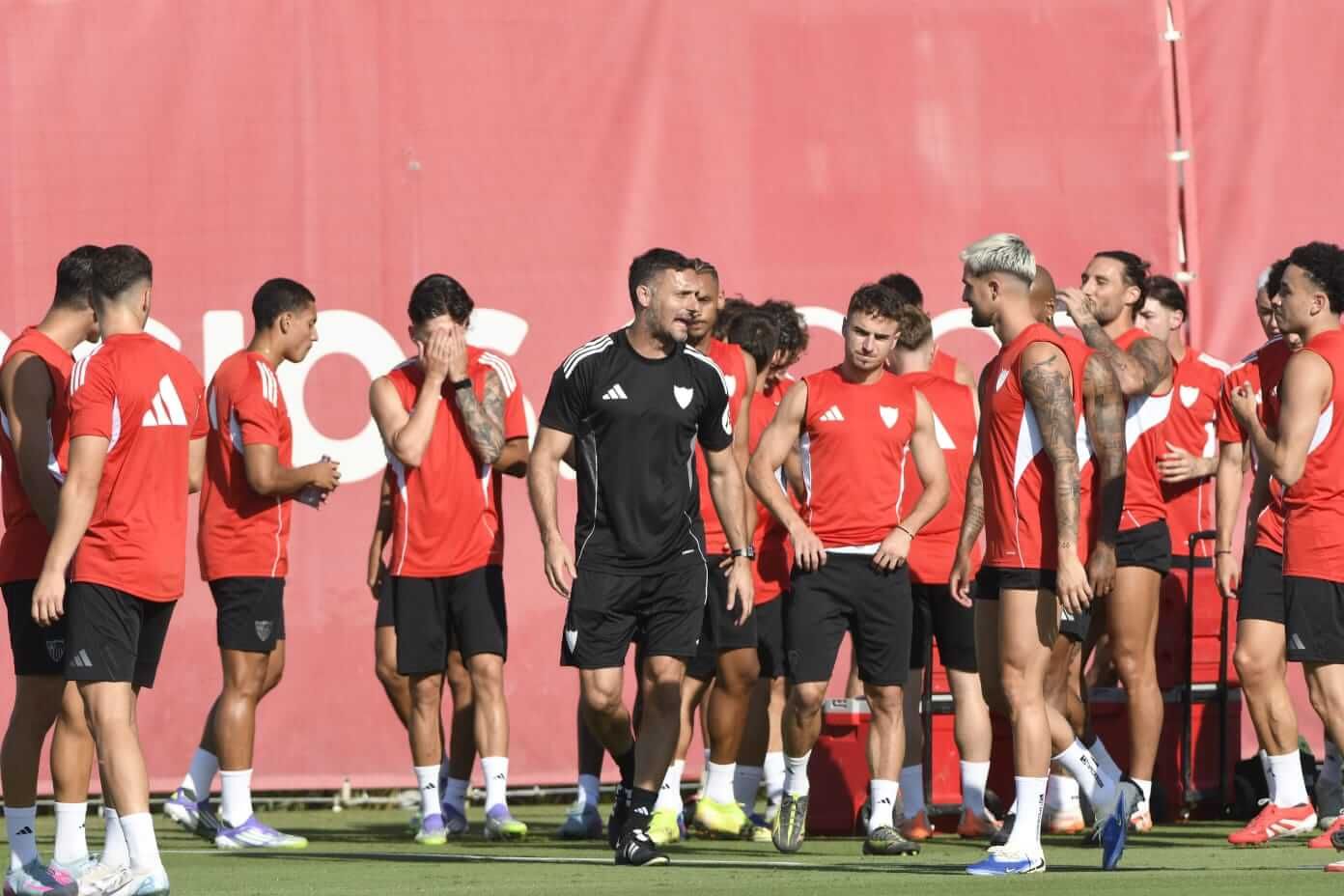  Guido Bonini, dirigiendo el entrenamiento del Sevilla.