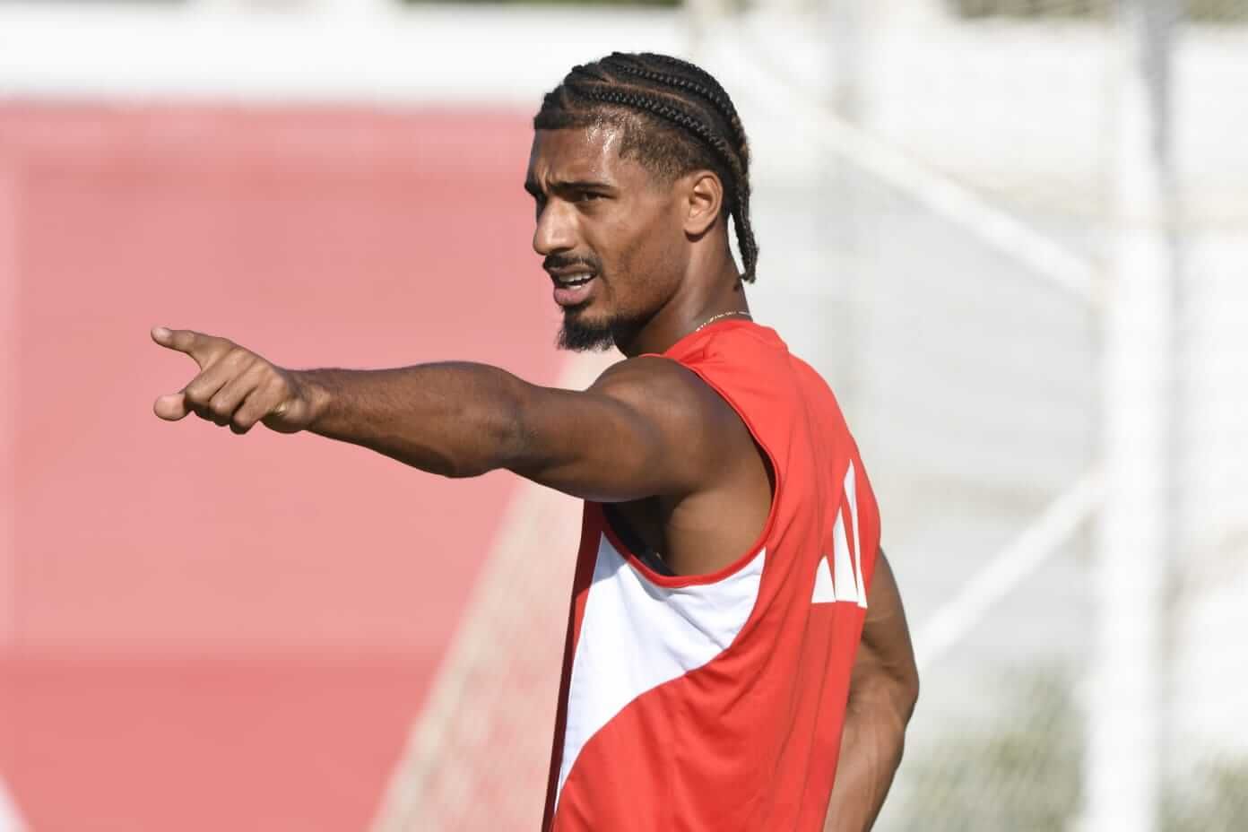  Loïc Badé, entrenando con el Sevilla.