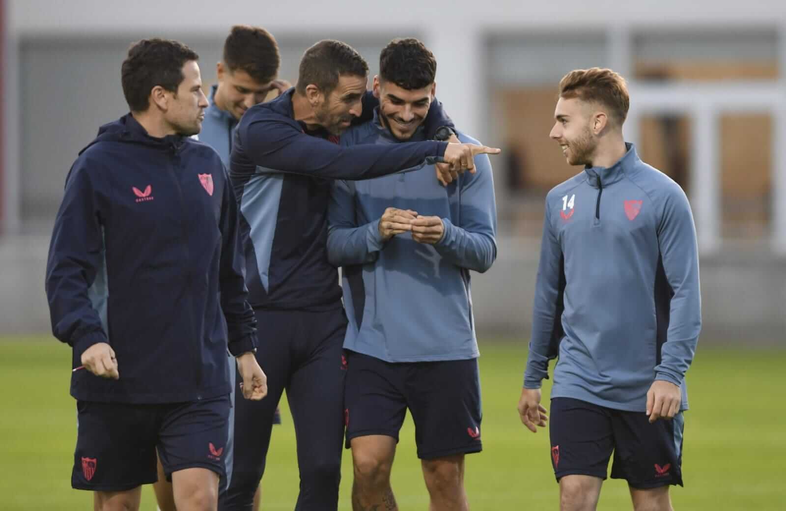  Juan Díaz bromea con Isaac Romero en un entrenamiento.