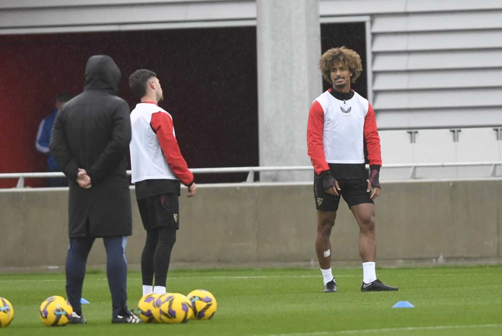  Loïc Badé, en el entrenamiento del Sevilla de este jueves.