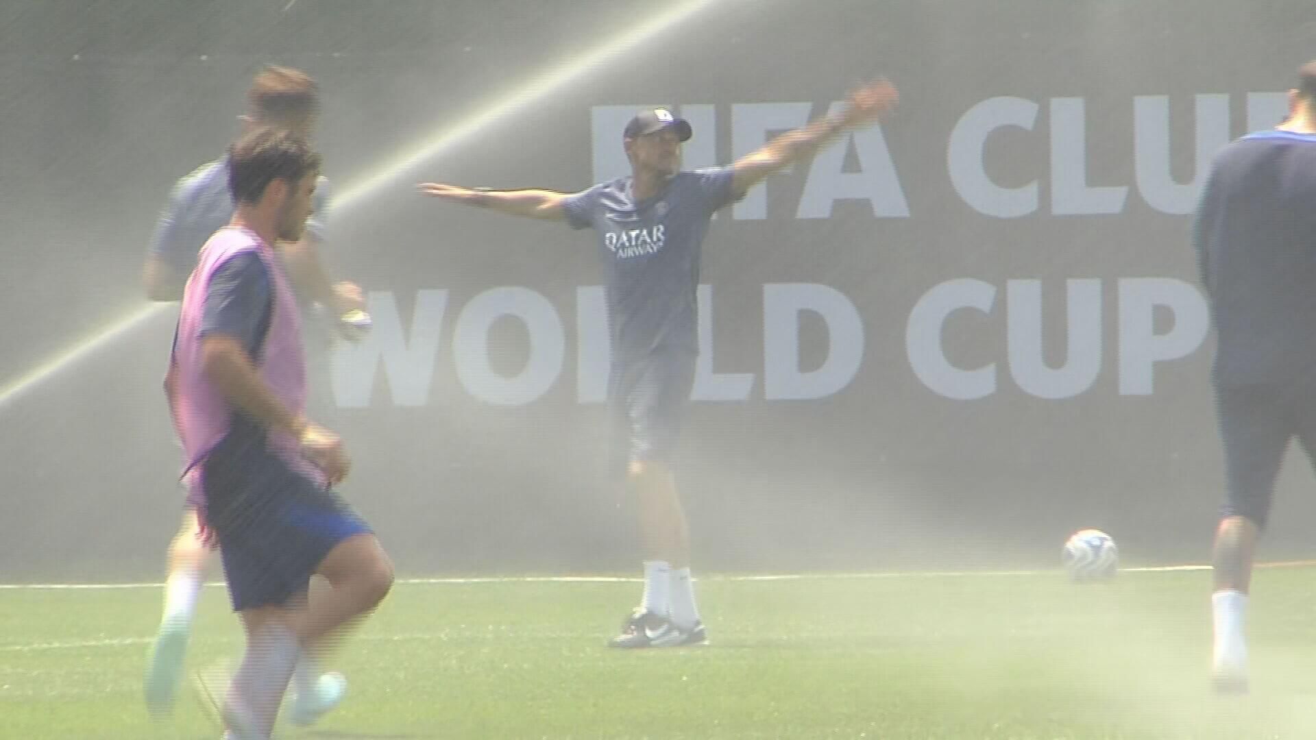  Luis Enrique da órdenes entre aspersores
