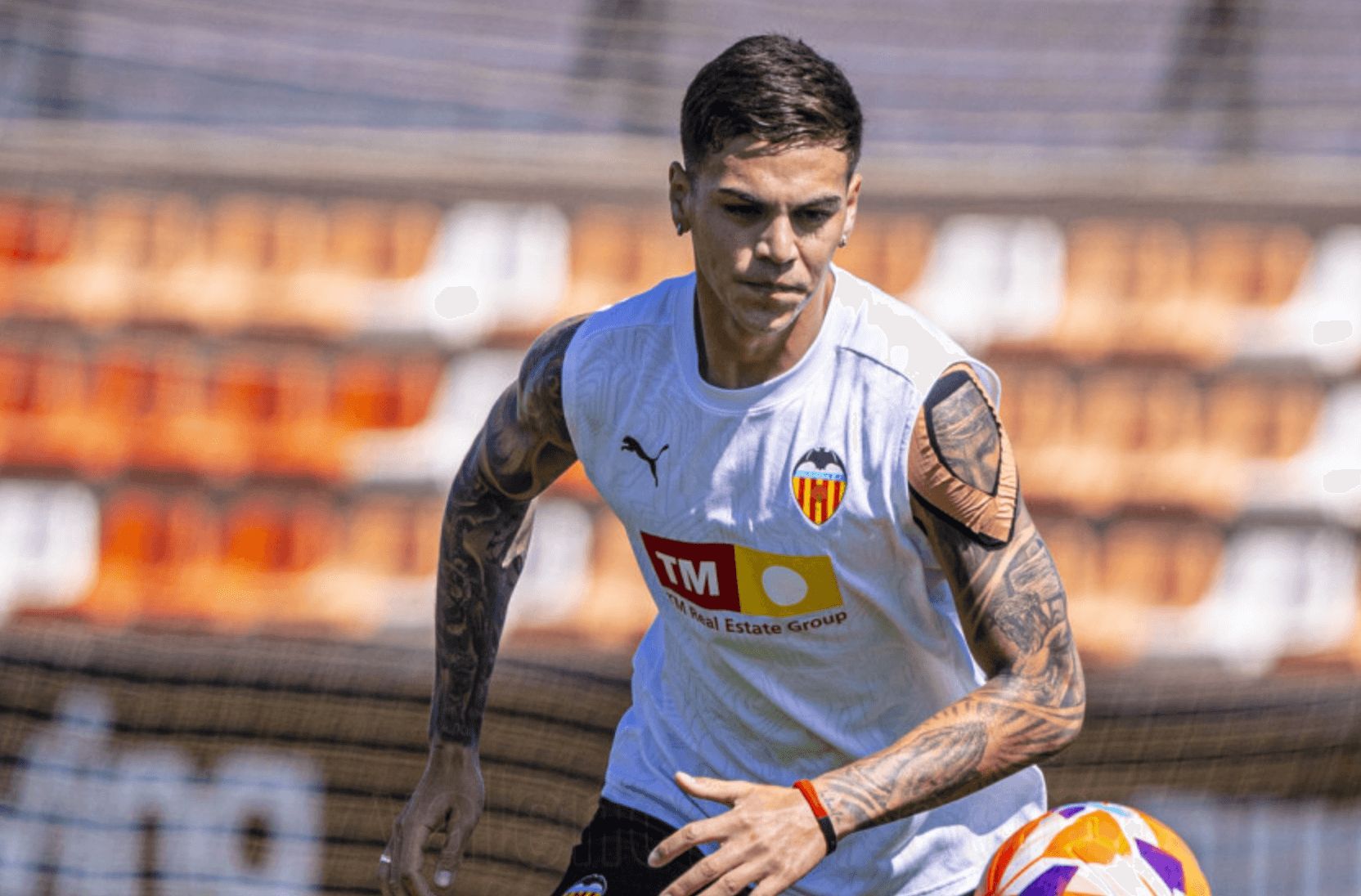  Enzo Barrenechea entrenándose este lunes.