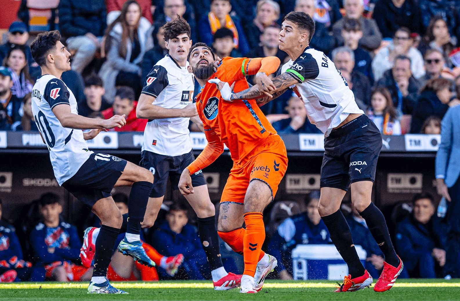  Enzo Barrenechea, ante el Celta de Vigo.
