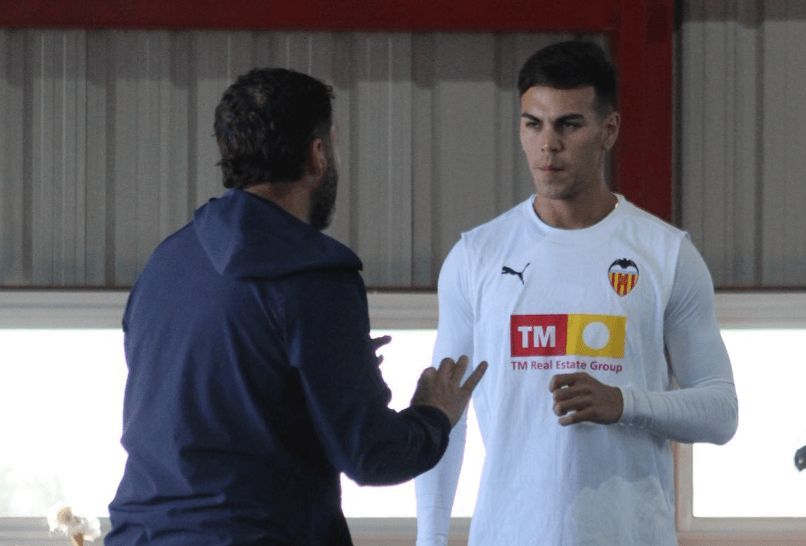 Enzo Barrenechea entrena con la ropa del Valencia CF en Argentina