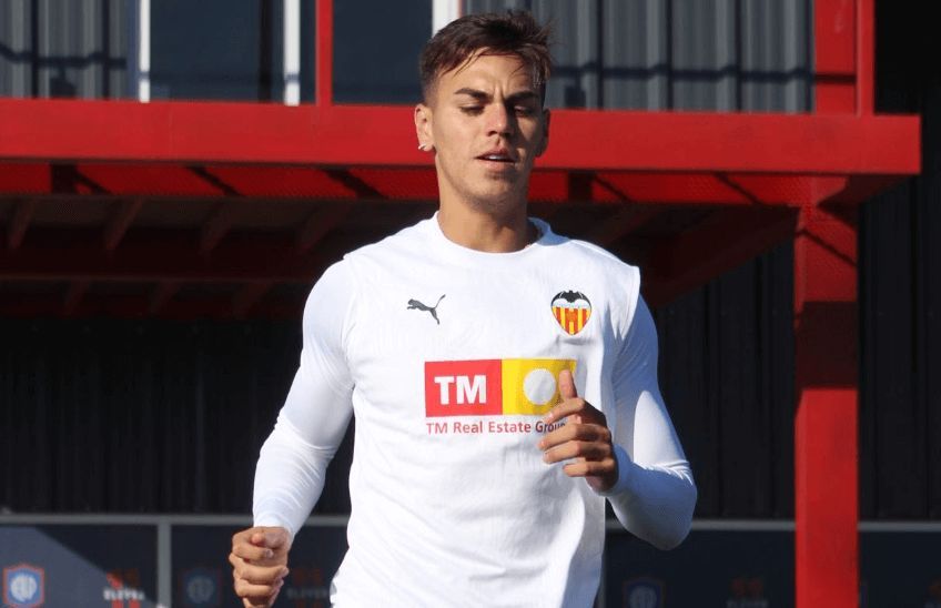 Enzo Barrenechea entrena con la ropa del Valencia CF