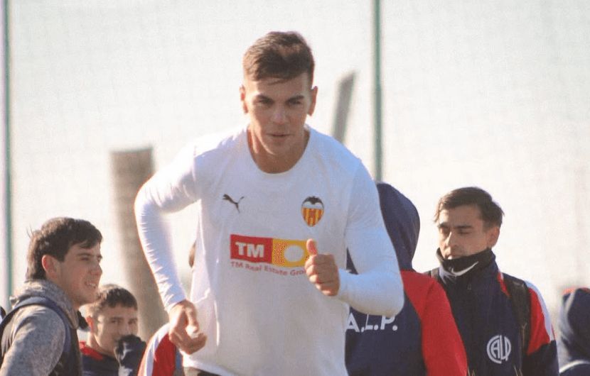 Enzo Barrenechea se entrena con ropa del Vallelncia en Argentina