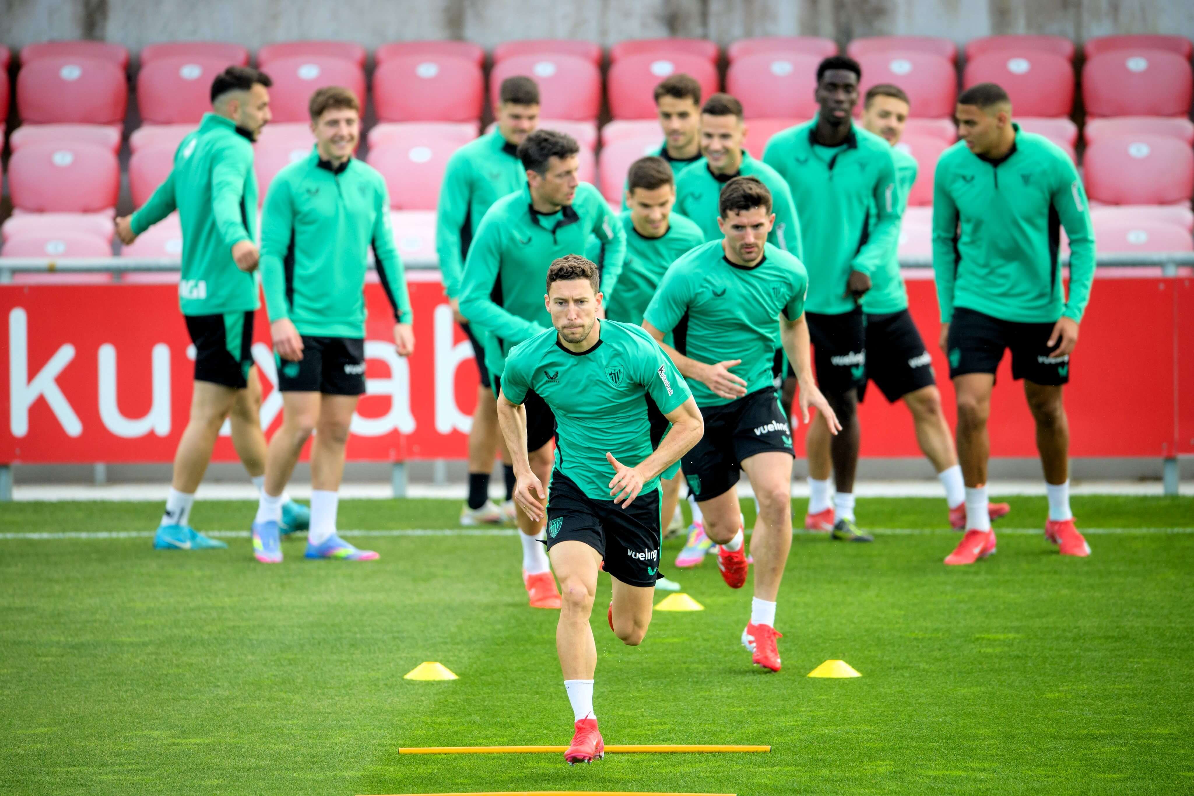  El equipo de Ernesto Valverde se machaca entrenando en Lezama.