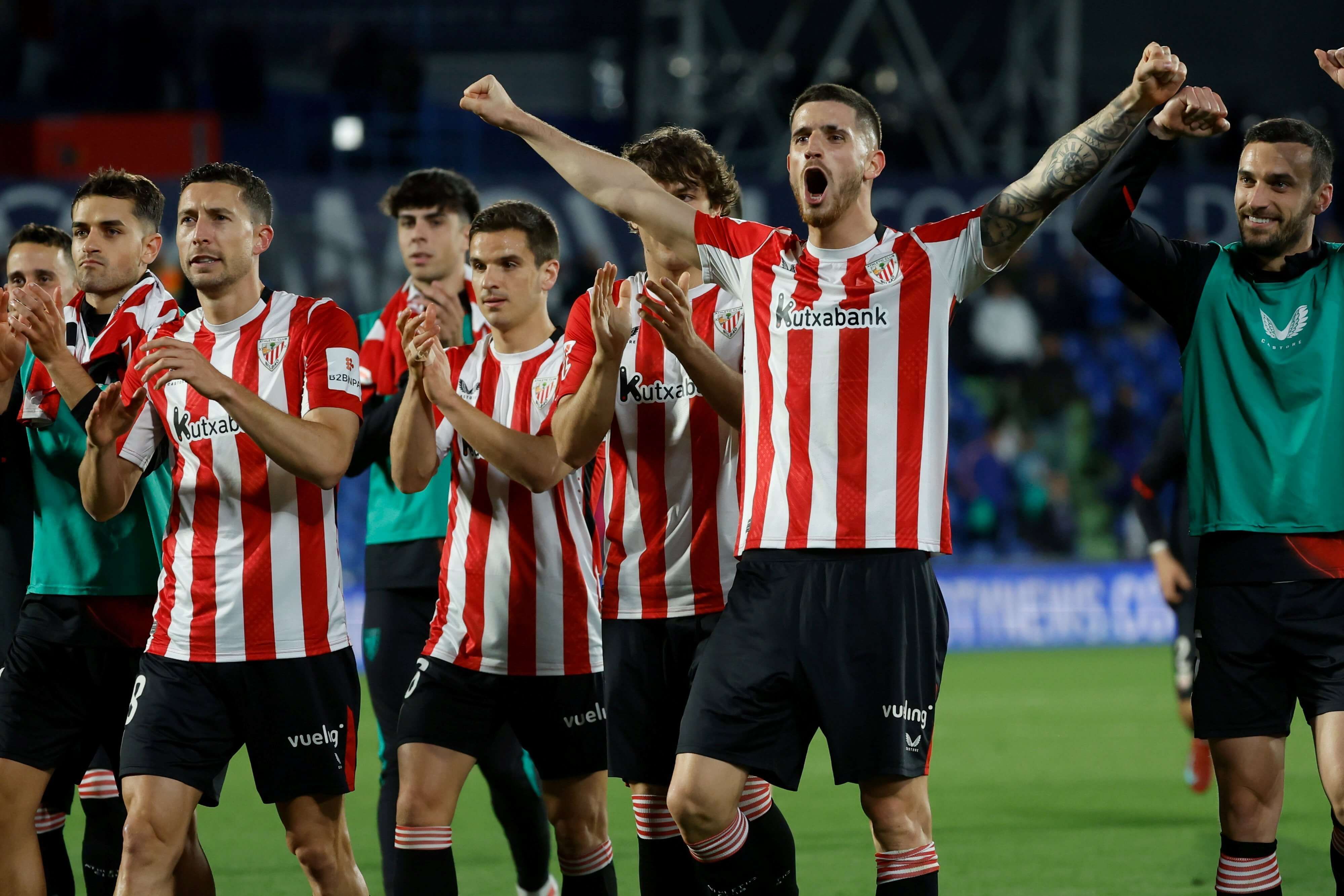  Oihan Sancet y sus compañeros festejan el billete a la Champions League.
