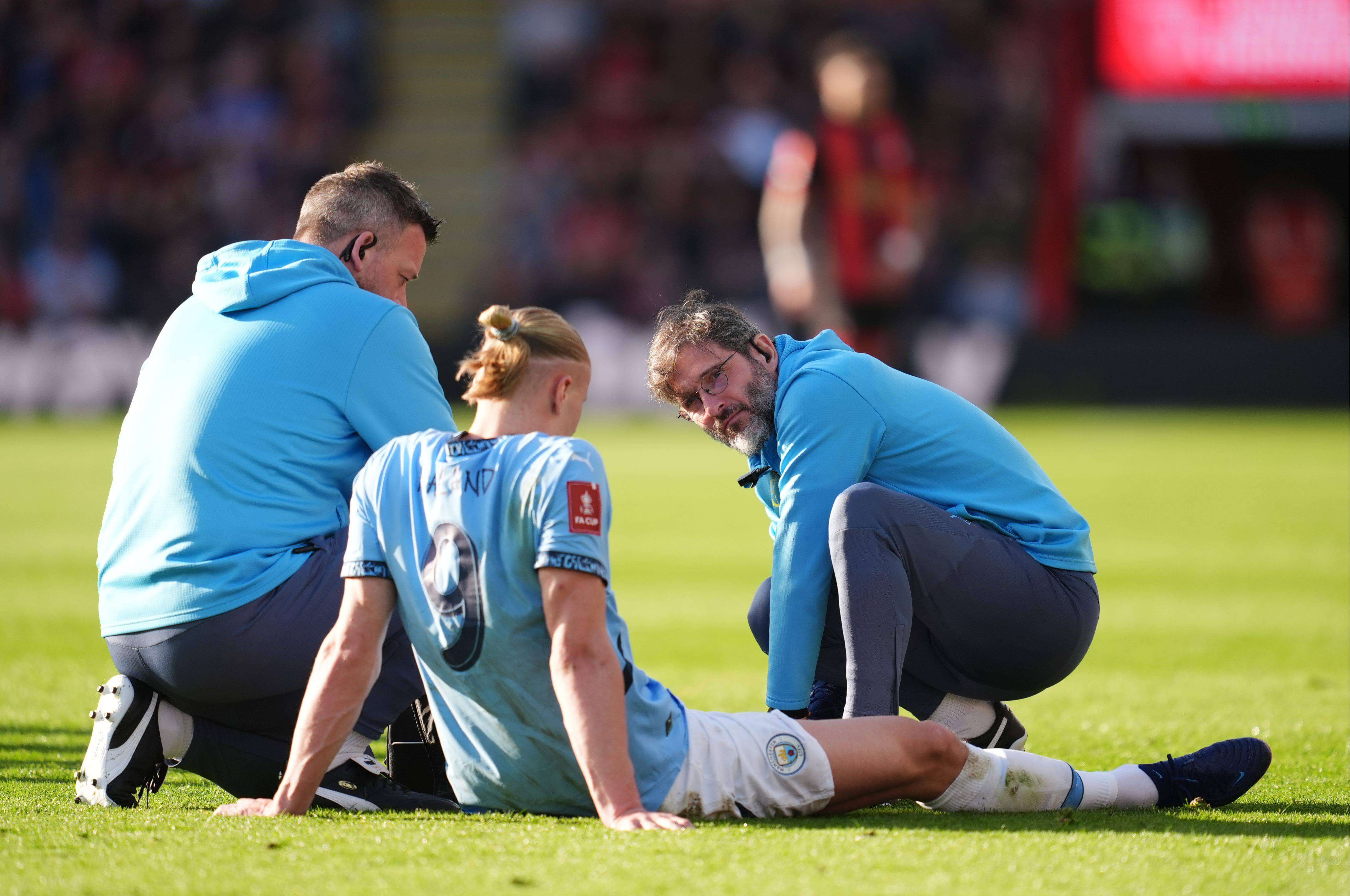  Erling Haaland se duele ante los médicos en el Bournemouth-City.