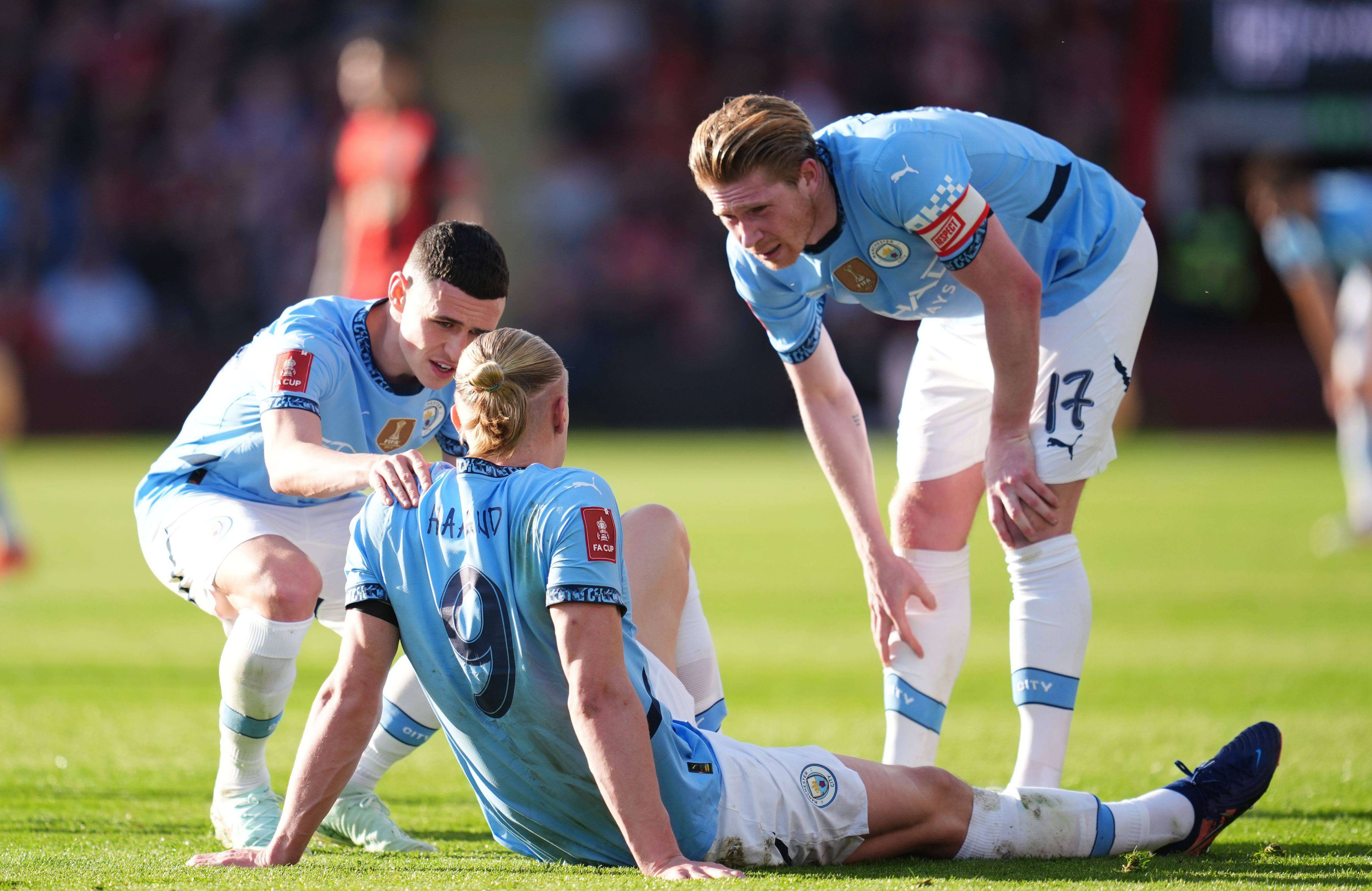  Erling Haaland se duele ante Phil Foden y Kevin de Bruyne en el Bournemouth-City (Foto: Cordon Pres