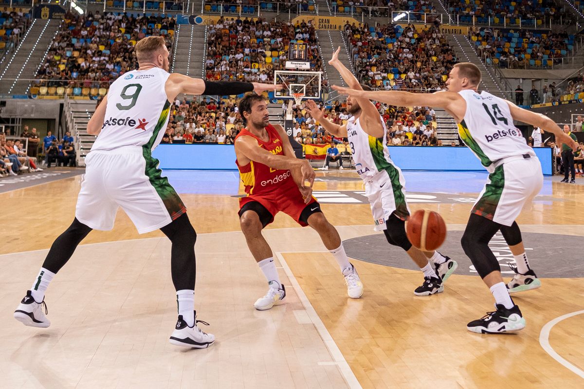 Sergio Llull busca un compañero en el España-Lituania.
