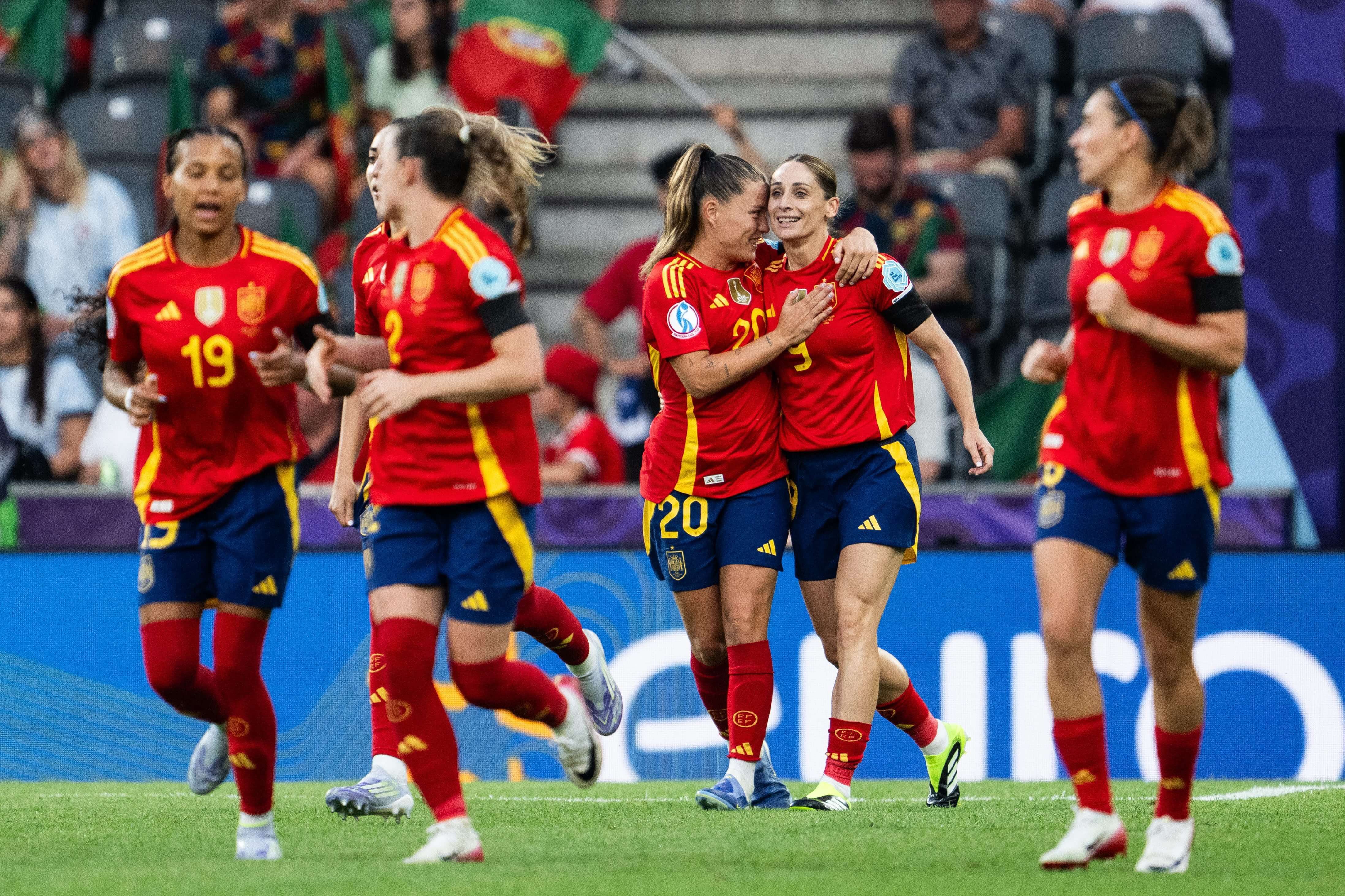 Esther González celebra su gol en el España-Portugal de la Euro.