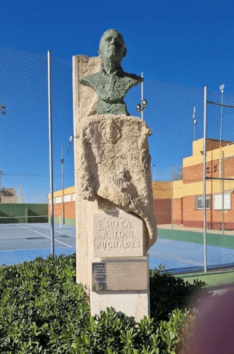  Estatua de Antonio Puchades en el Campo de Sueca