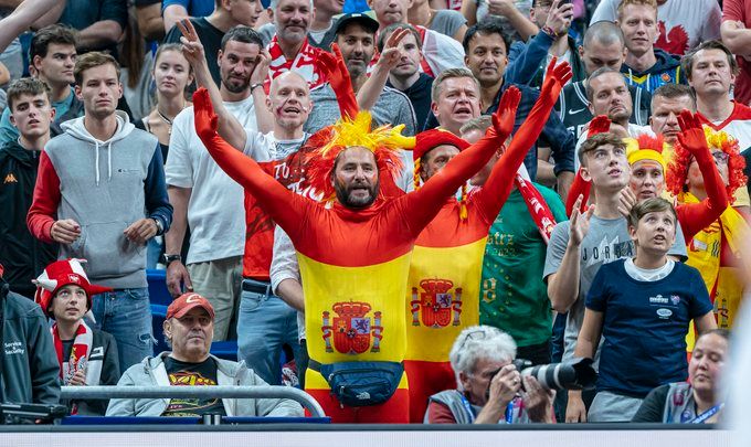 Aficionados españoles, en la grada del Berlín Arena (Foto: FEB).