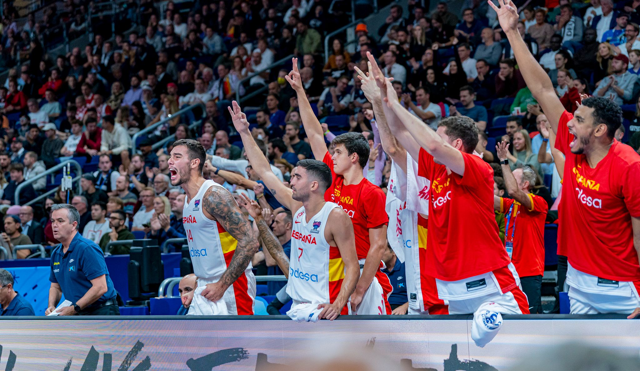 El banquillo español ceñebra ima canasta (Foto: FEB).