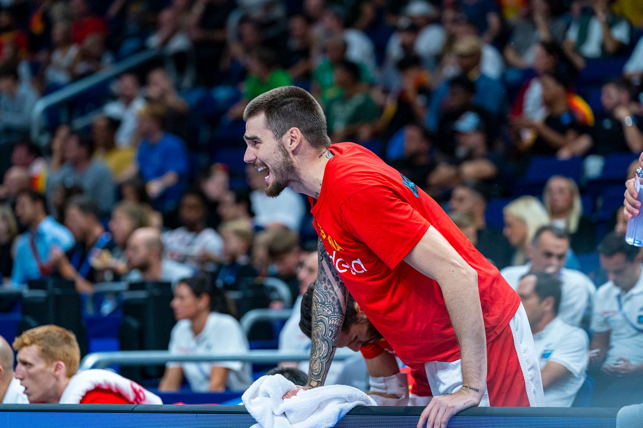 Juancho Hernangómez jalea a sus compañeros desde el banquillo.