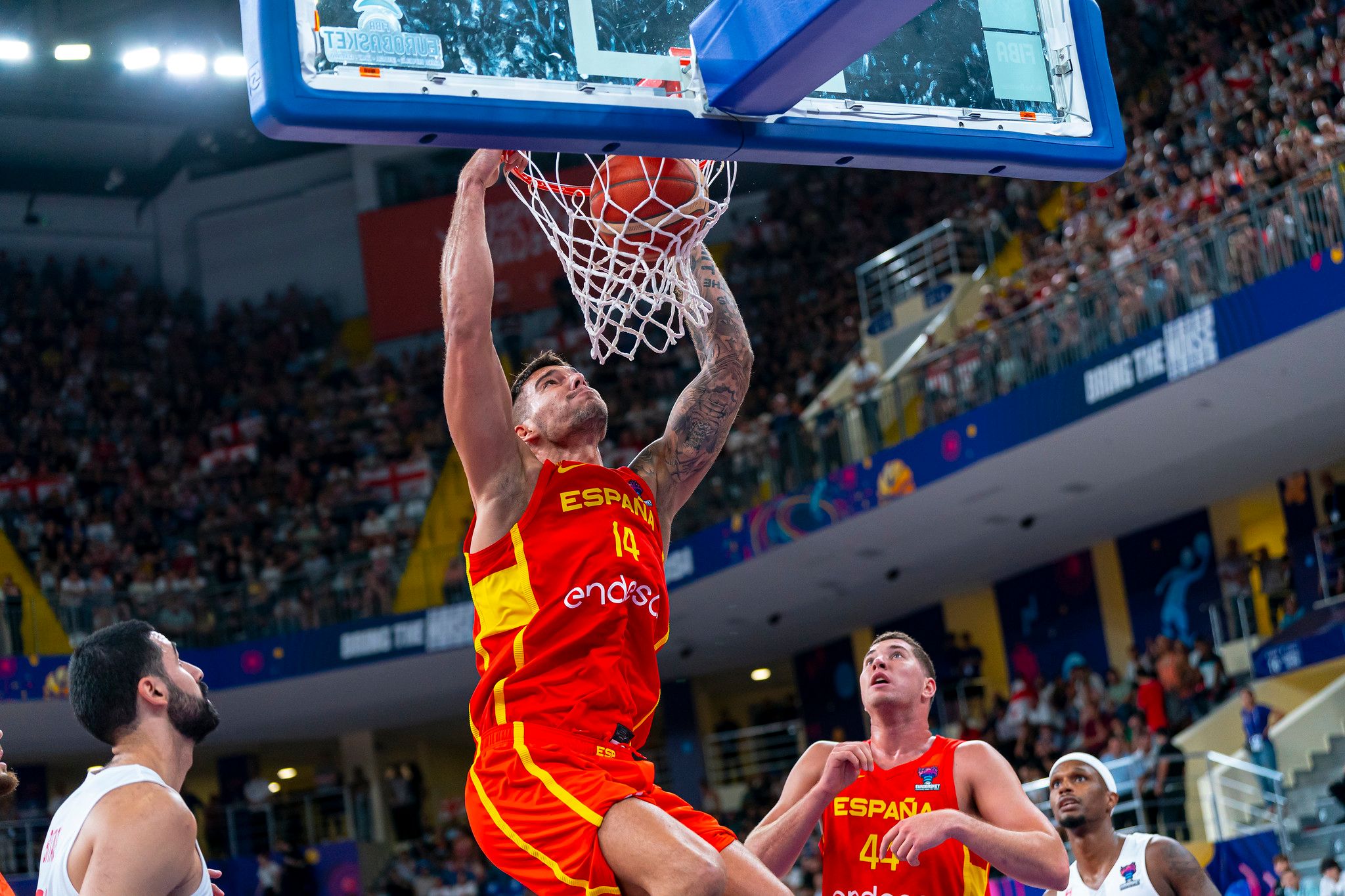 Willy Hernangómez se cuelga del aro ante Georgia.