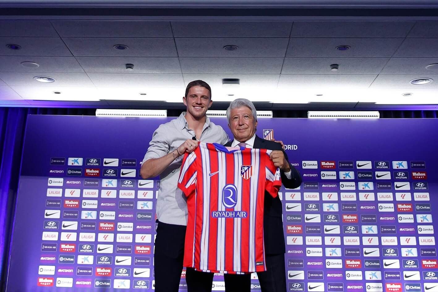  Conor Gallagher con Enrique Cerezo en su presentación
