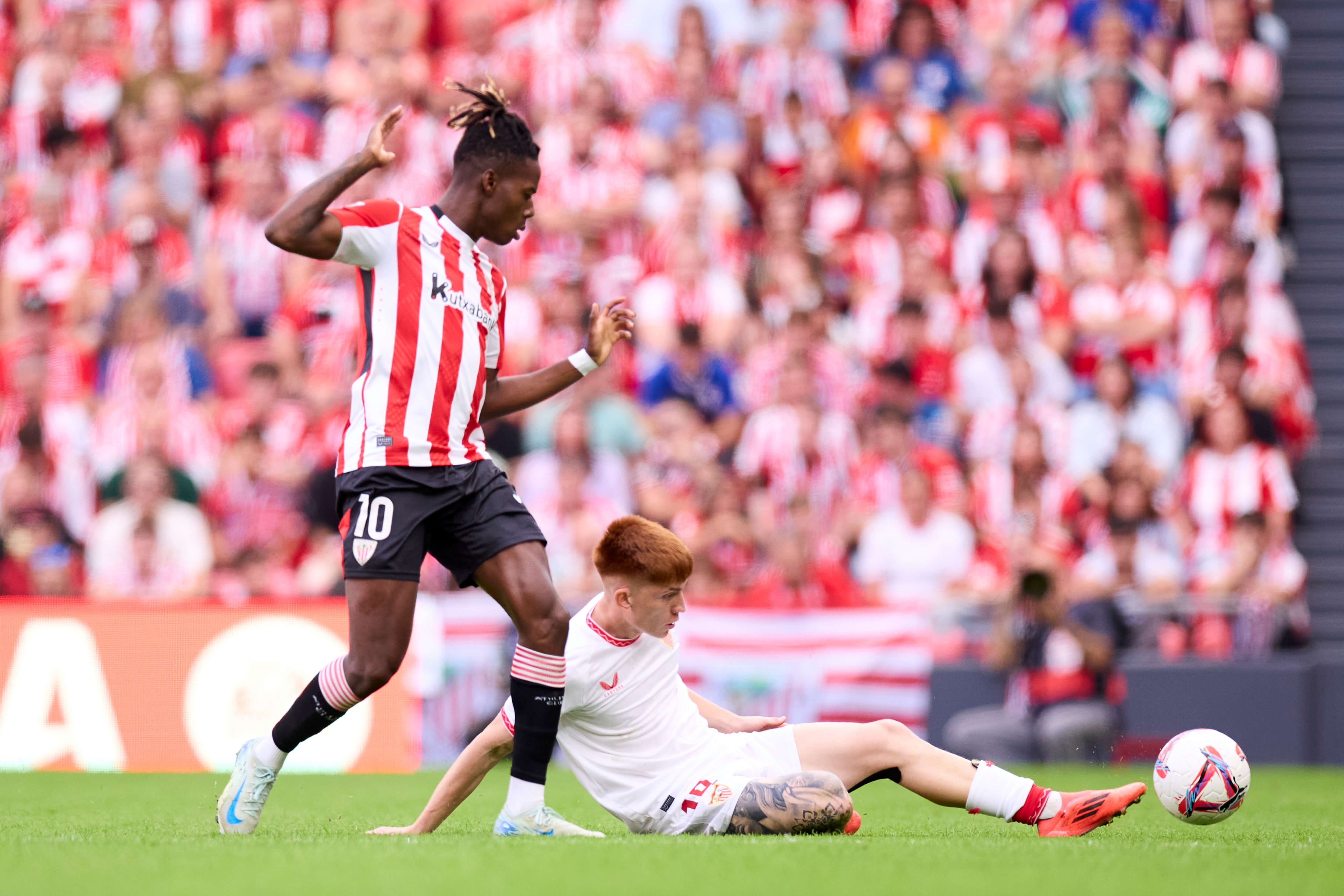  Nico Williams y Valentín Barco, en un partido entre el Athletic Club y el Sevilla FC.