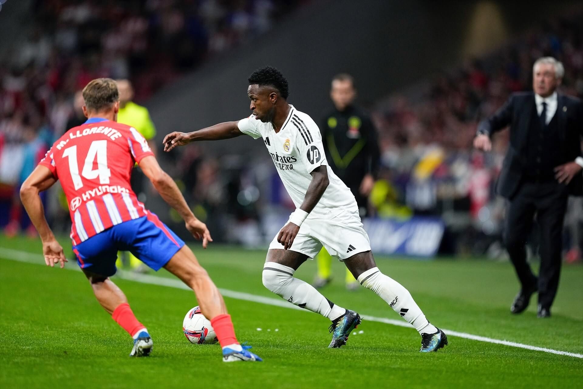 Vinicius Jr y Marcos Llorente en el derbi de LALIGA en el Metropolitano