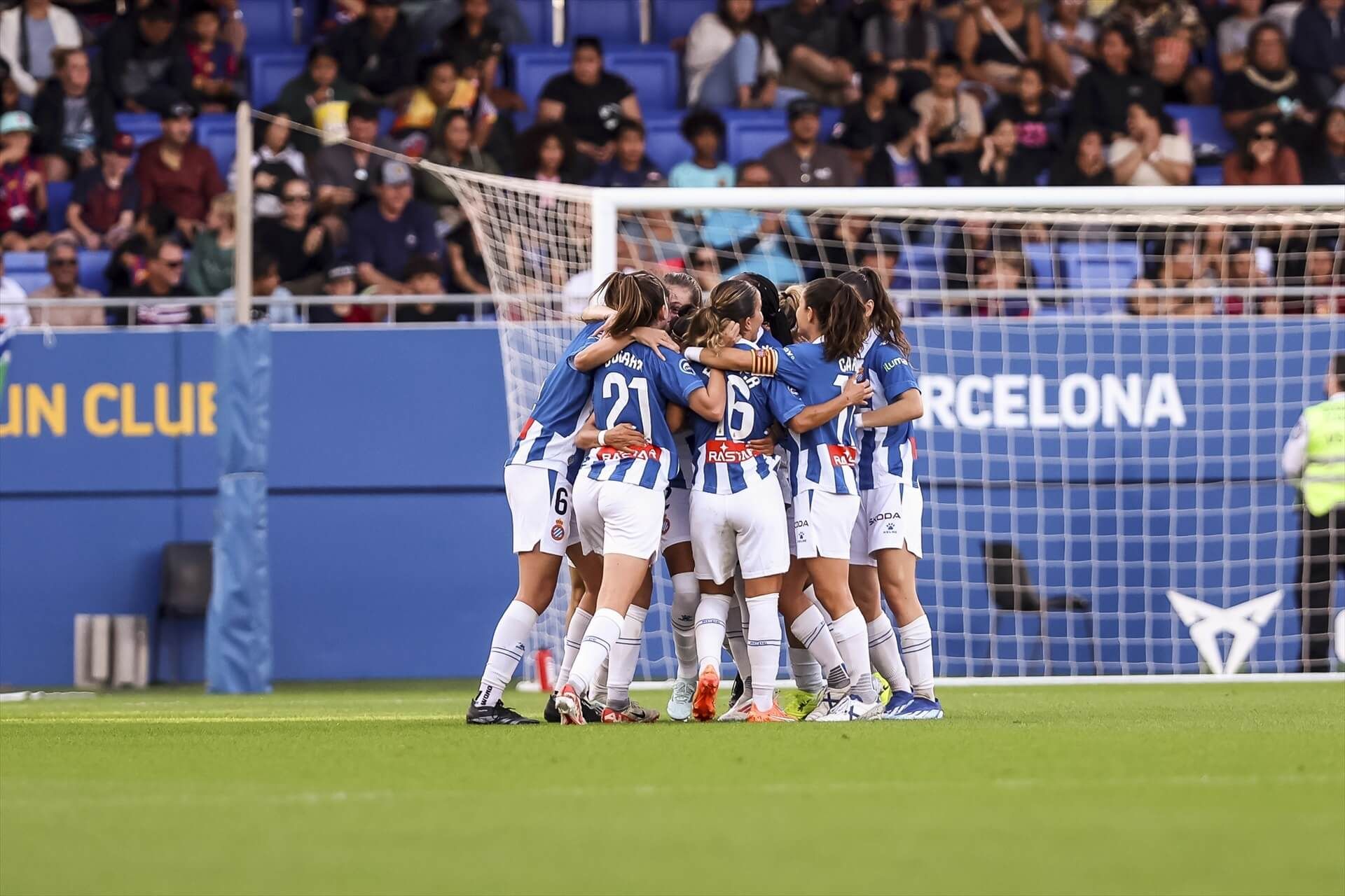 Las jugadoras del RCD Espanyol celebran el 1-0 en el Estadio Johan Cruyff
