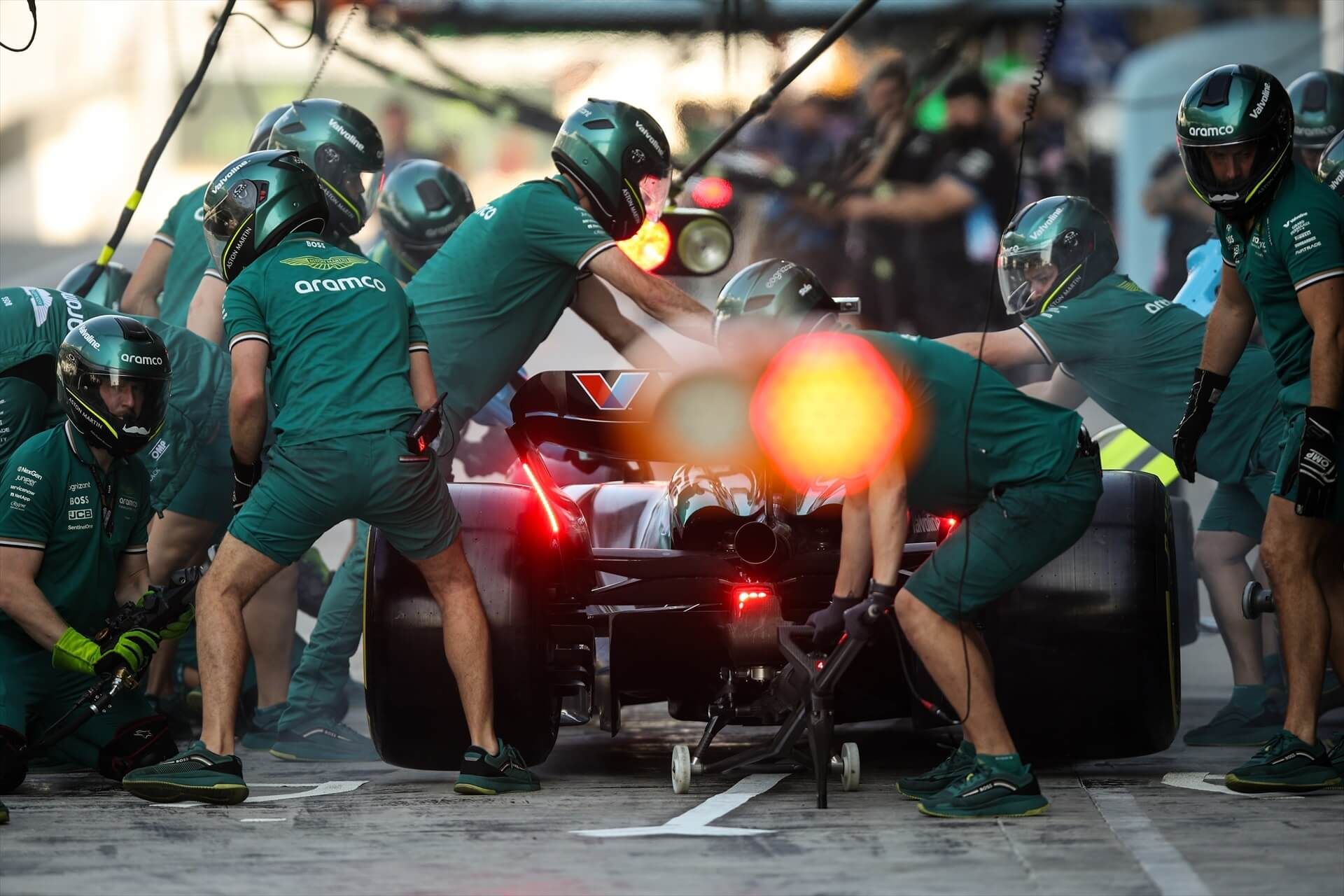  El equipo de Aston Martin, en un pit stop de Fernando Alonso (Europa Press)