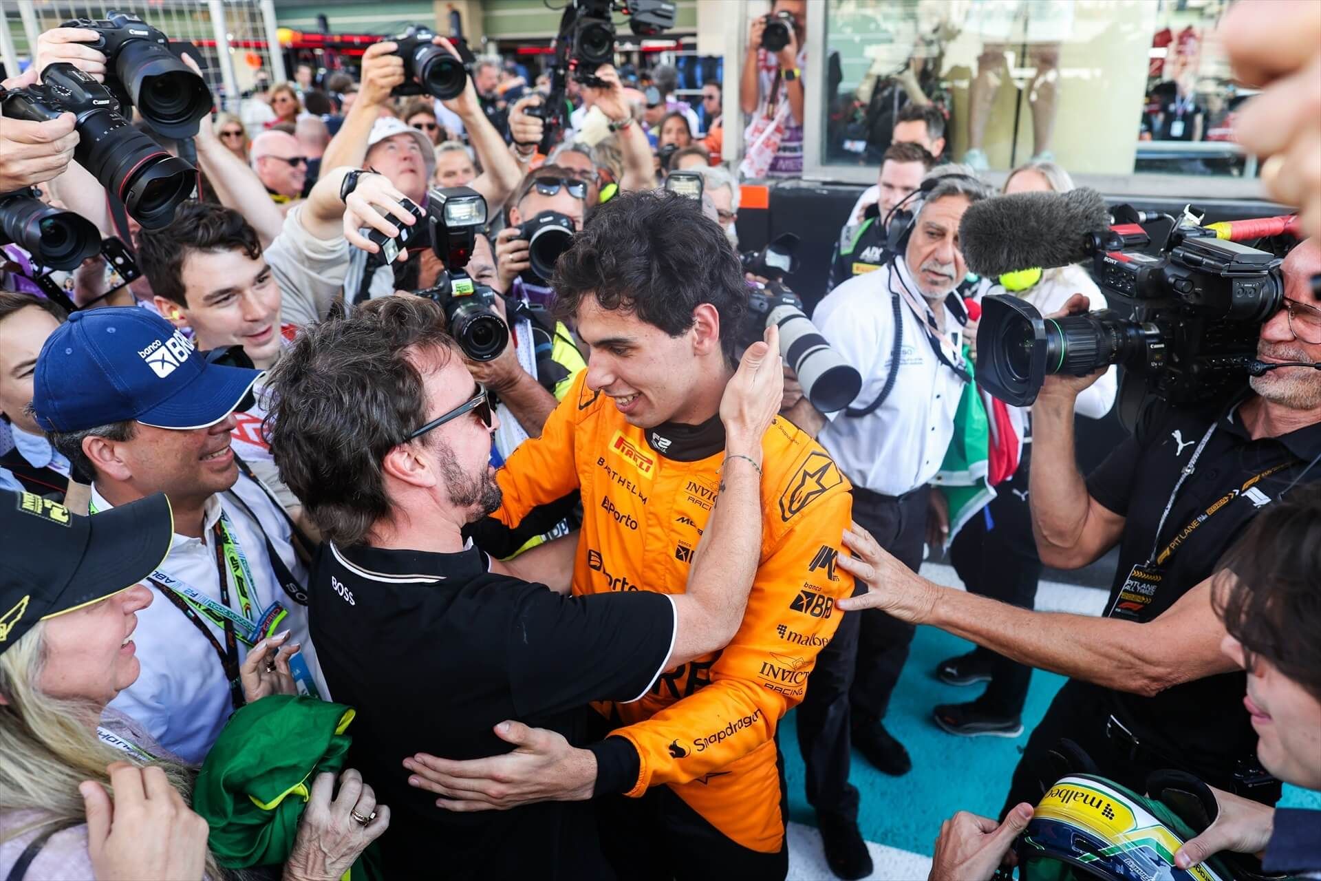 Fernando Alonso abraza a Gabriel Bortoleto (Europa Press)