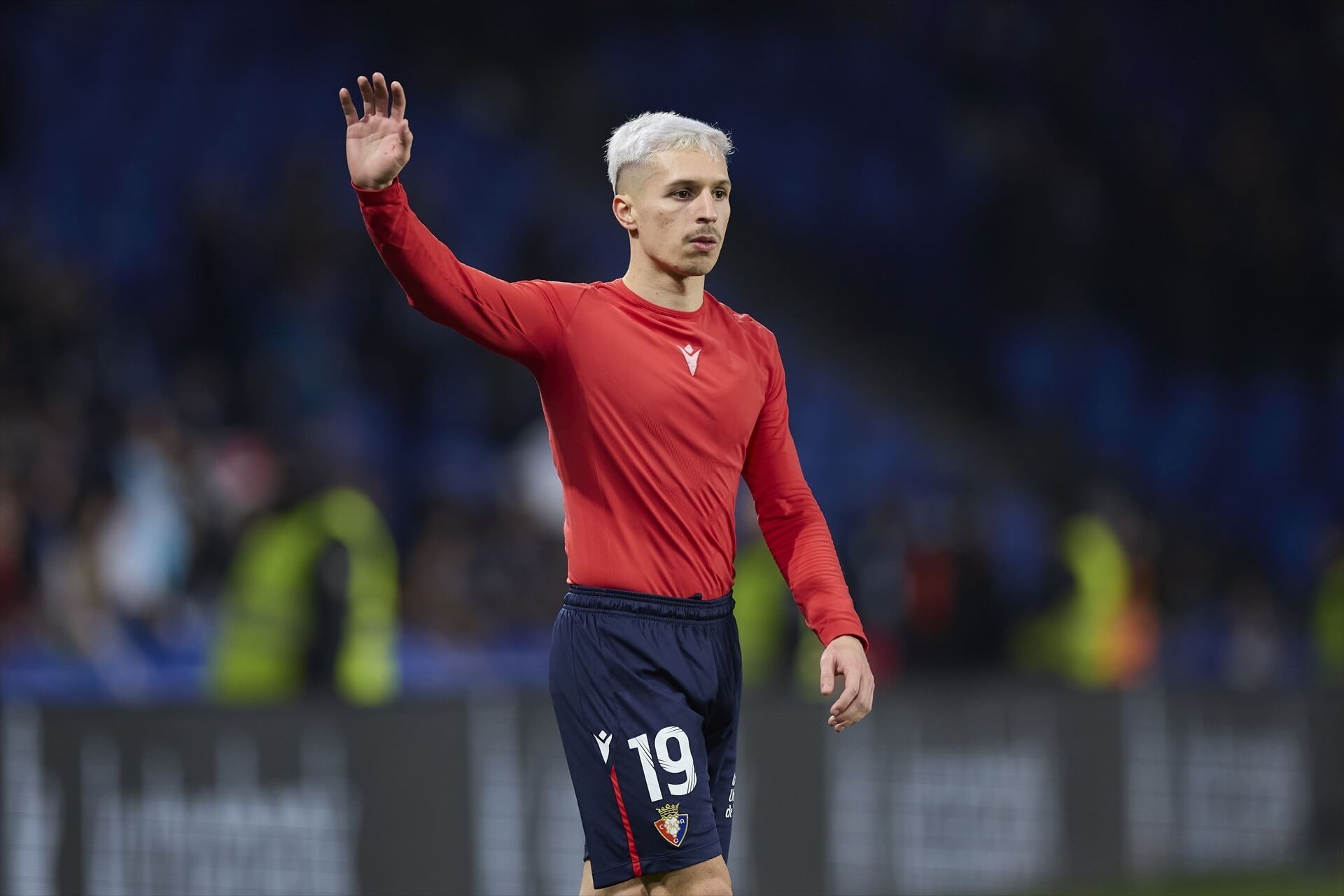 Bryan Zaragoza saluda a la afición tras un partido con Osasuna (FOTO: Europa Press).