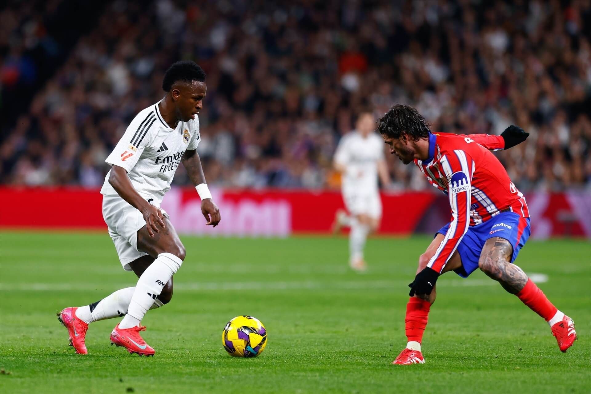  Vinicius y Rodrigo De Paul en un derbi en el Bernabéu