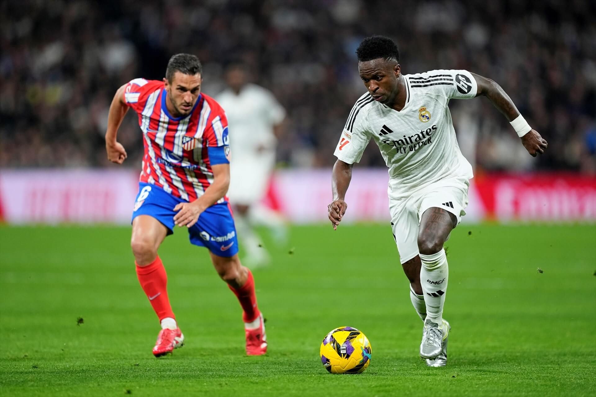 Vinicius y Koke en un derbi en el Bernabéu