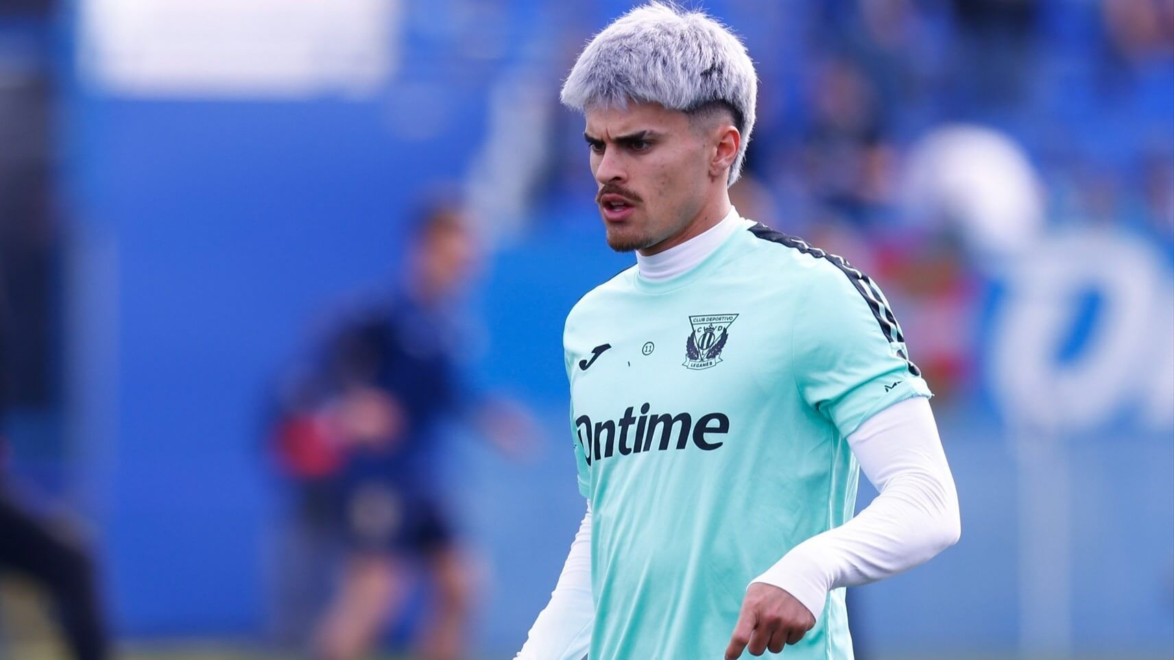  Juan Cruz calienta con el CD Leganés.