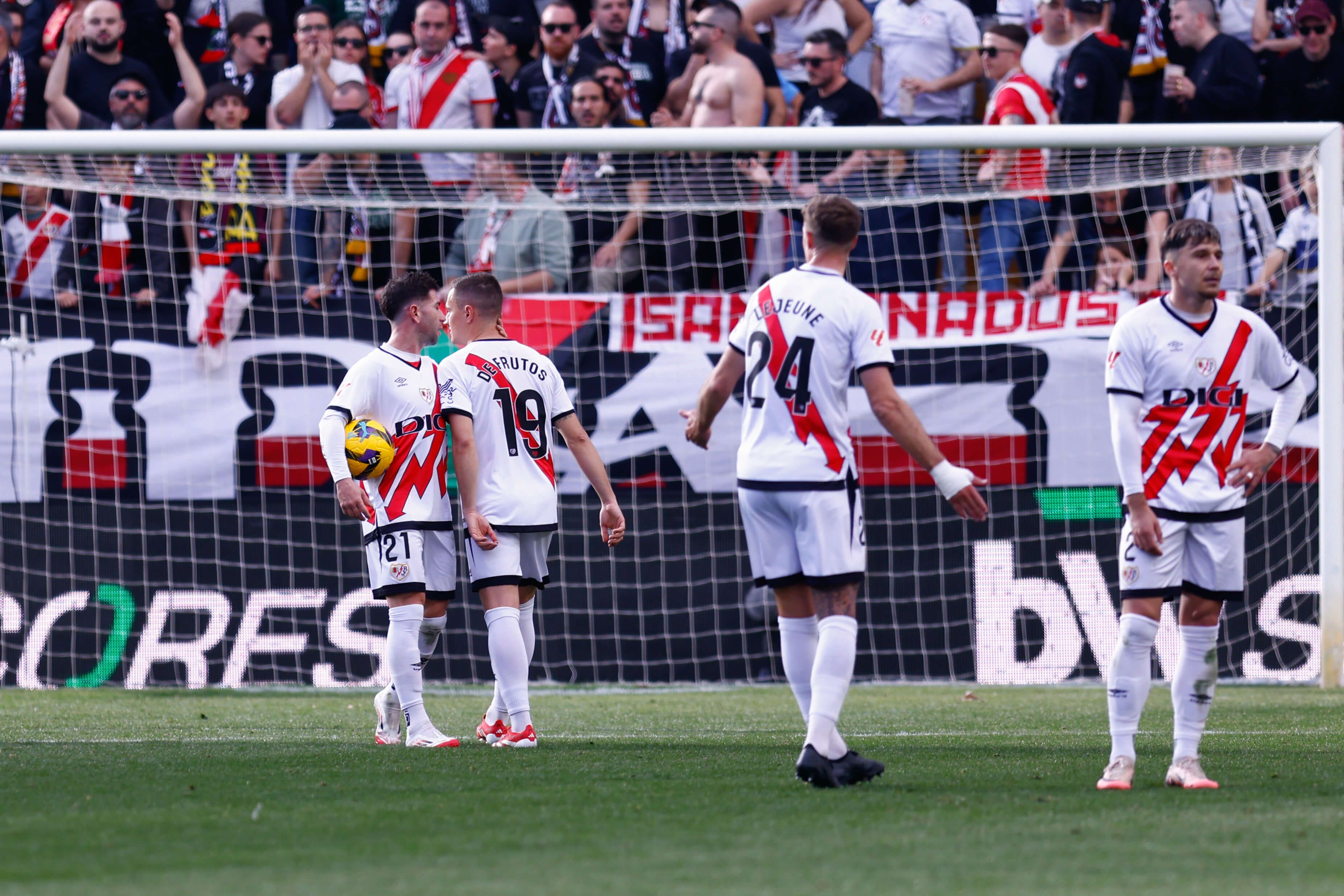  Jorge de Frutos se marcha expulsado contra el Villarreal (Europa Press)