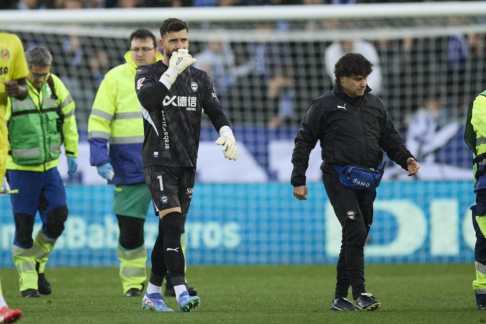 Sivera abandona el terreno de juego en el Alavés-Villarreal (FOTO: Europa Press).