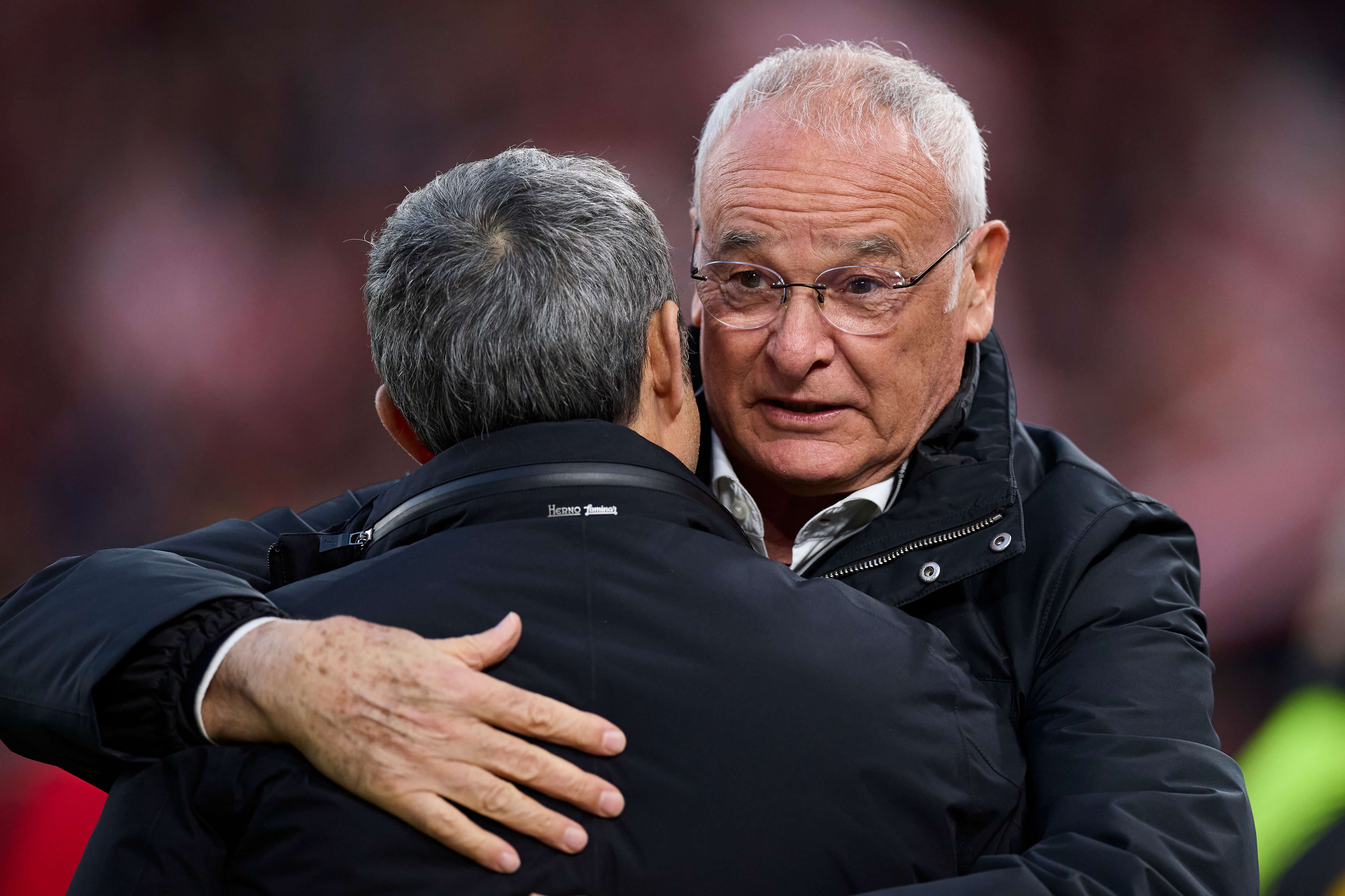 Abrazo entre Claudio Ranieri y Ernesto Valverde tras el partido de San Mamés.