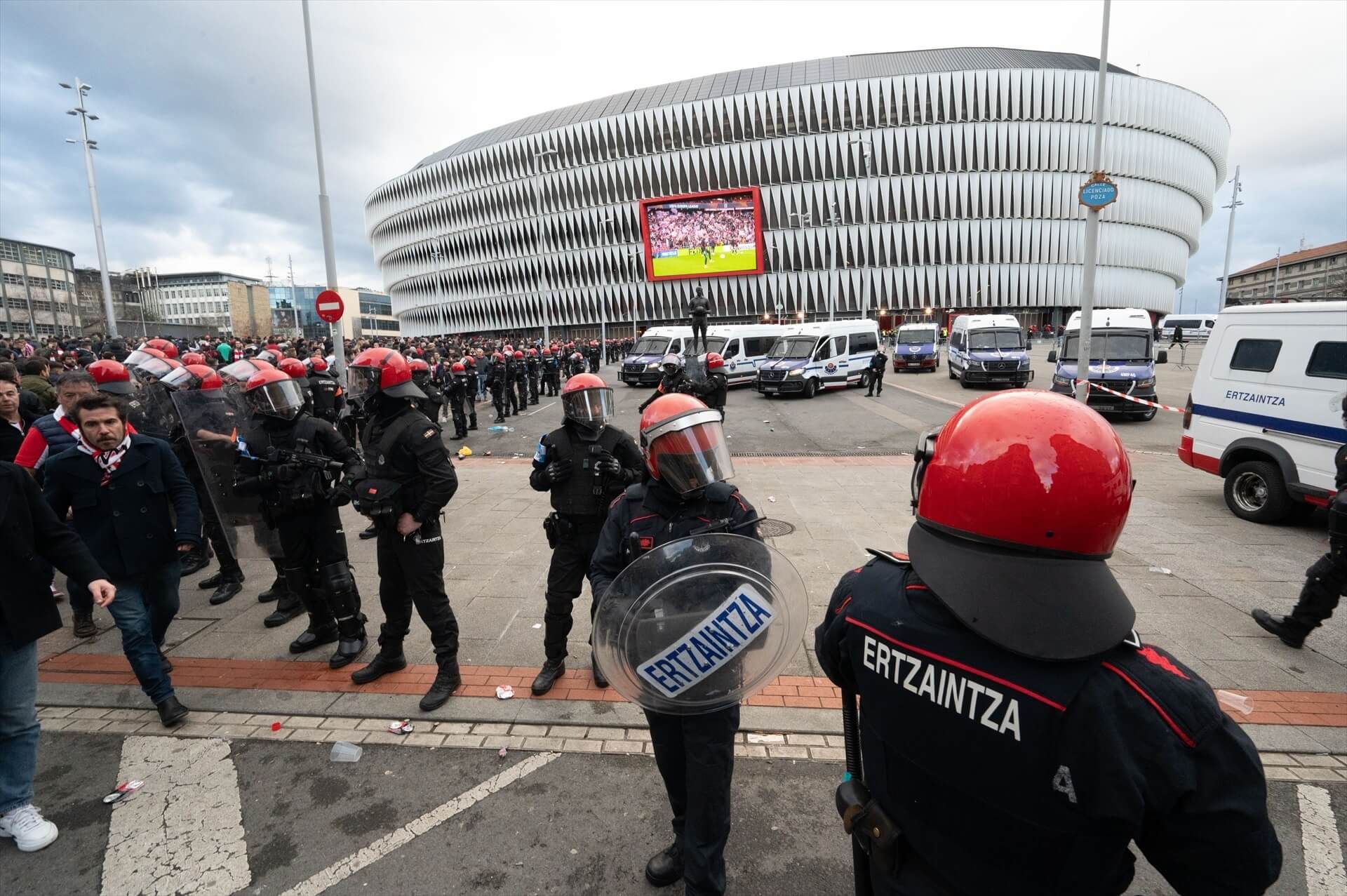  La Ertzaintza en los alrededores de San Mamés antes del Athletic Club - AS Roma.