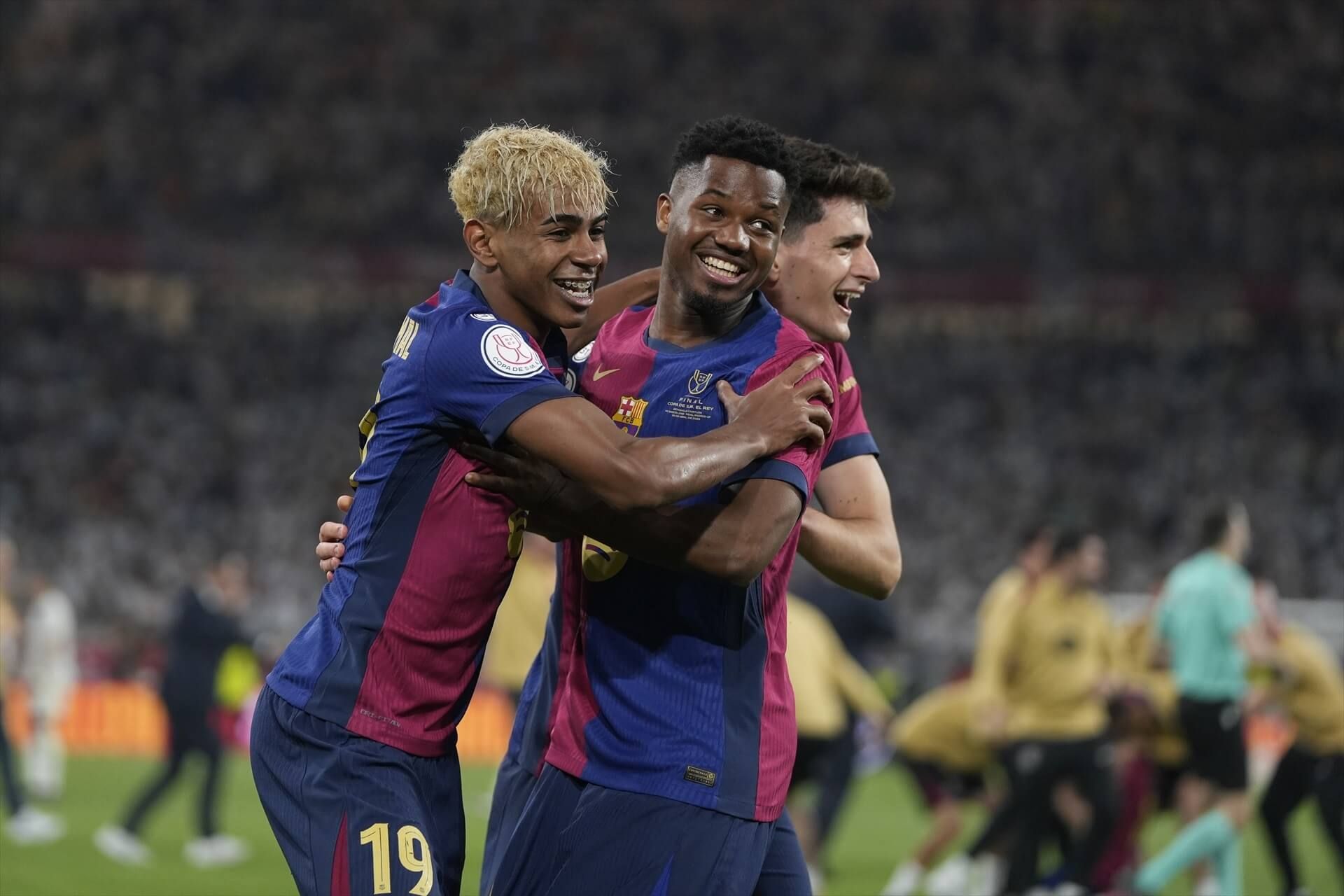 Lamine Yamal y Ansu Fati celebran la victoria del Barça en la Copa del Rey 2025 (Europa Press)